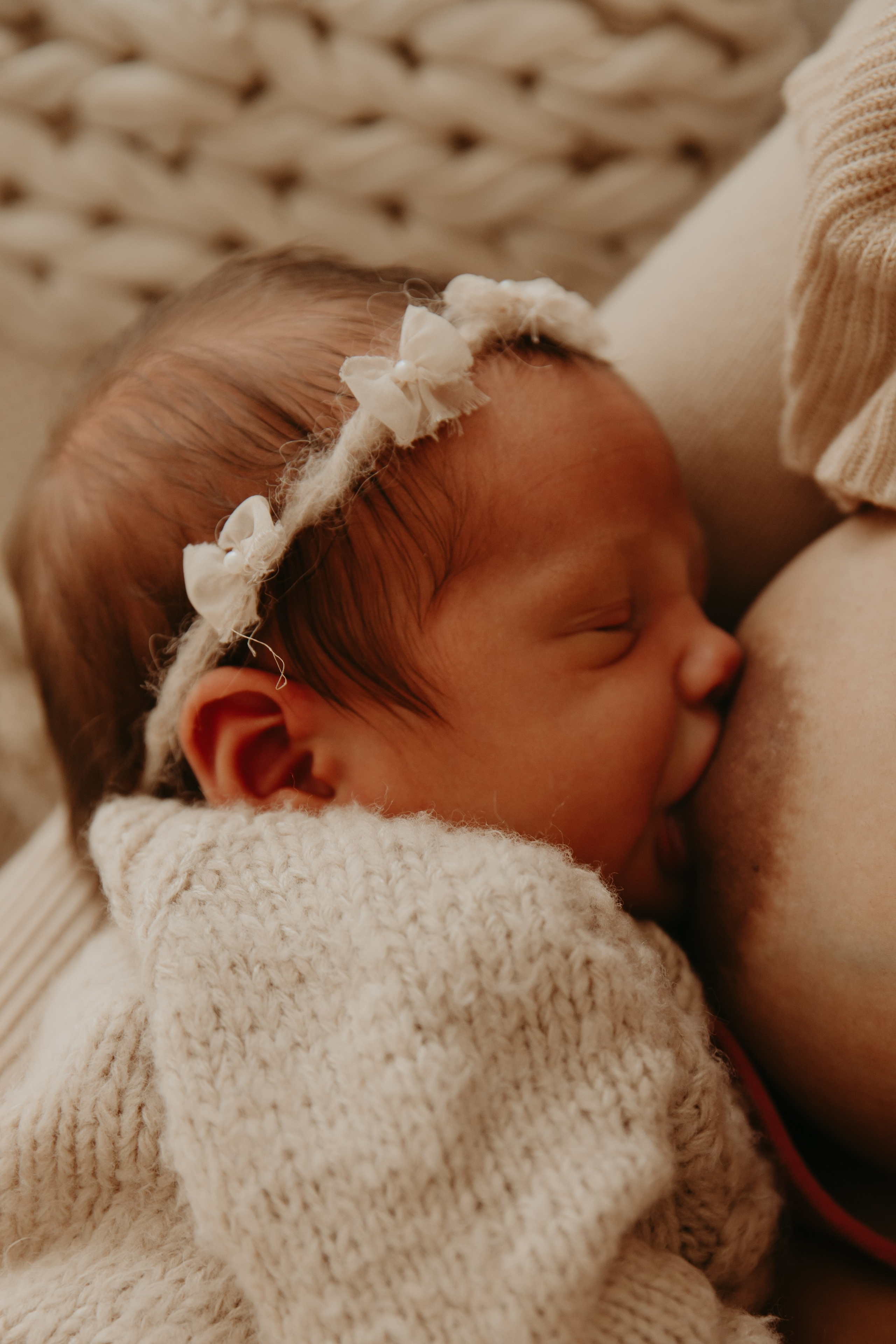 mãe amamenta recém-nascido em ensaio newborn em Sorocaba