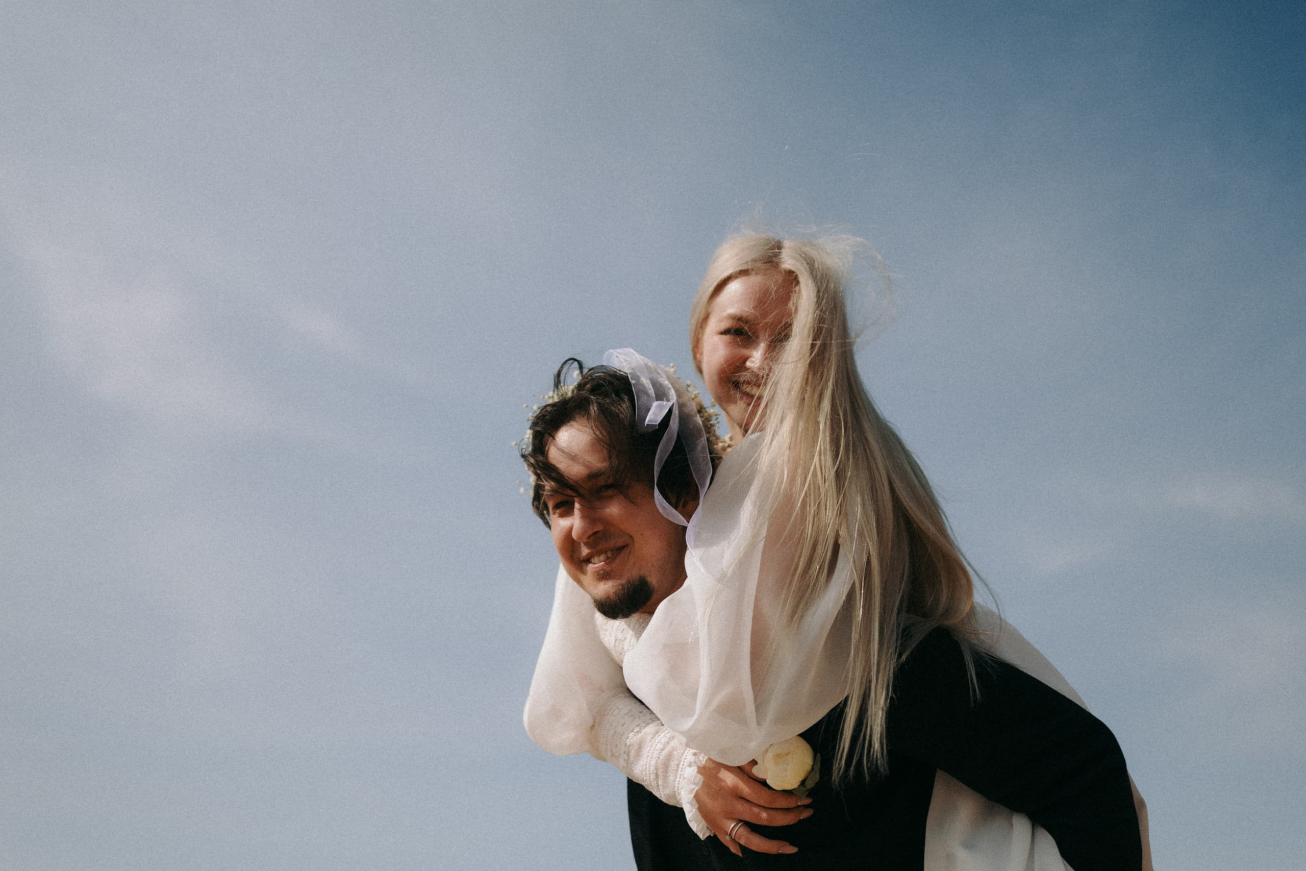 Marija & Aleksandrs: Kāzu fotosesija Veczemju klintīs pie jūras. Fotogrāfs kāzām, ģimenēm un dažādiem pasākumiem