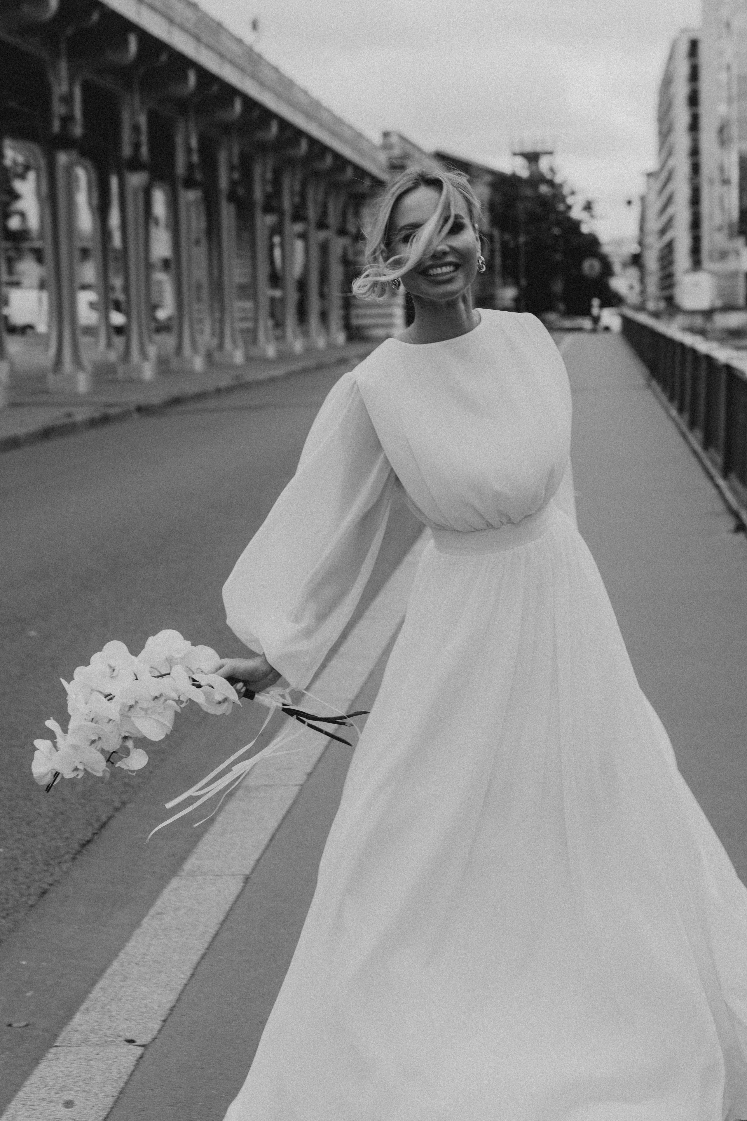 Elopement à Paris près de la Tour Eiffel — une histoire en noir et blanc. Photographe de mariage à Paris