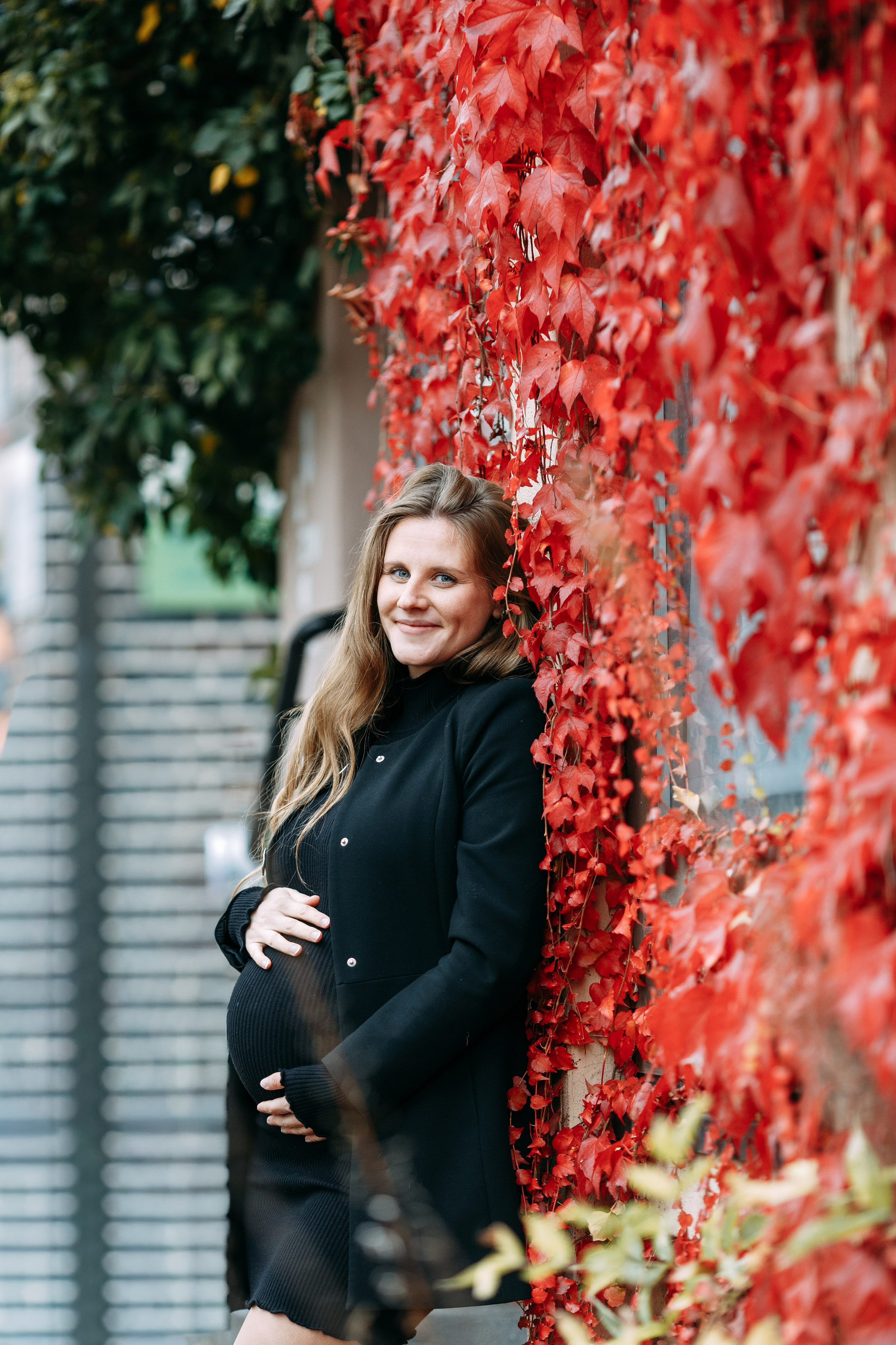 Babybauch-Shooting in Münsingen mit Hund 🐾. Professionele fotografin in Münsingen Olesia Wegele