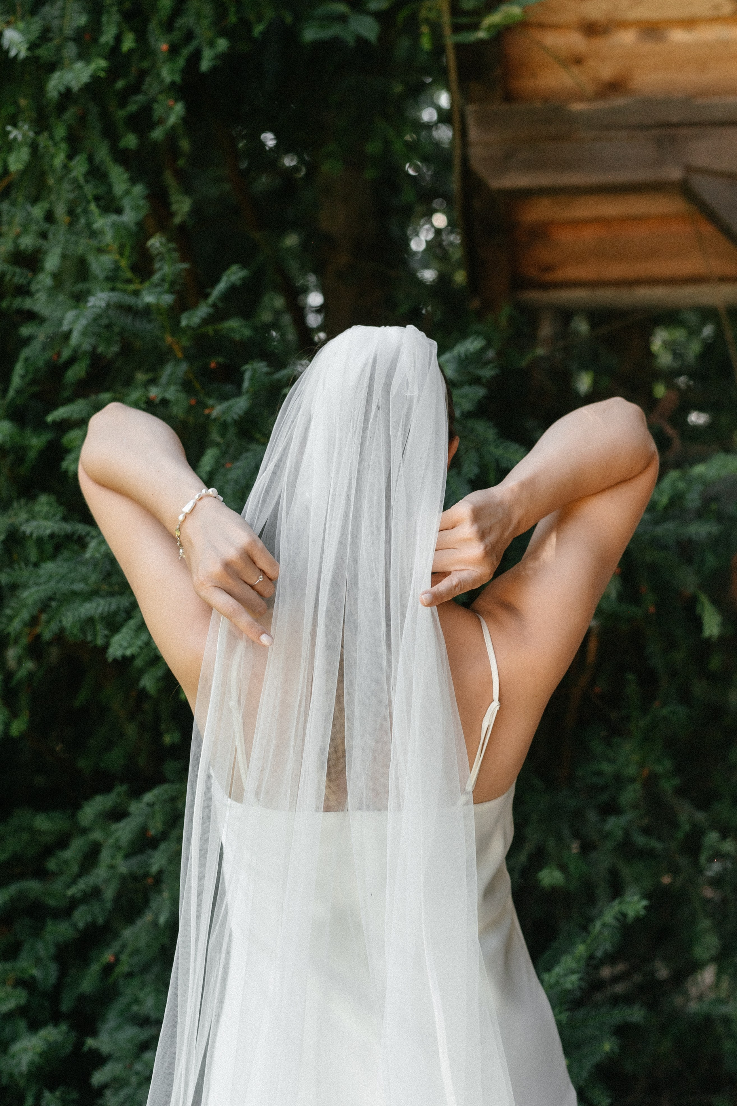 Ungestelltes Porträt der Braut während des Hochzeitsfotoshootings