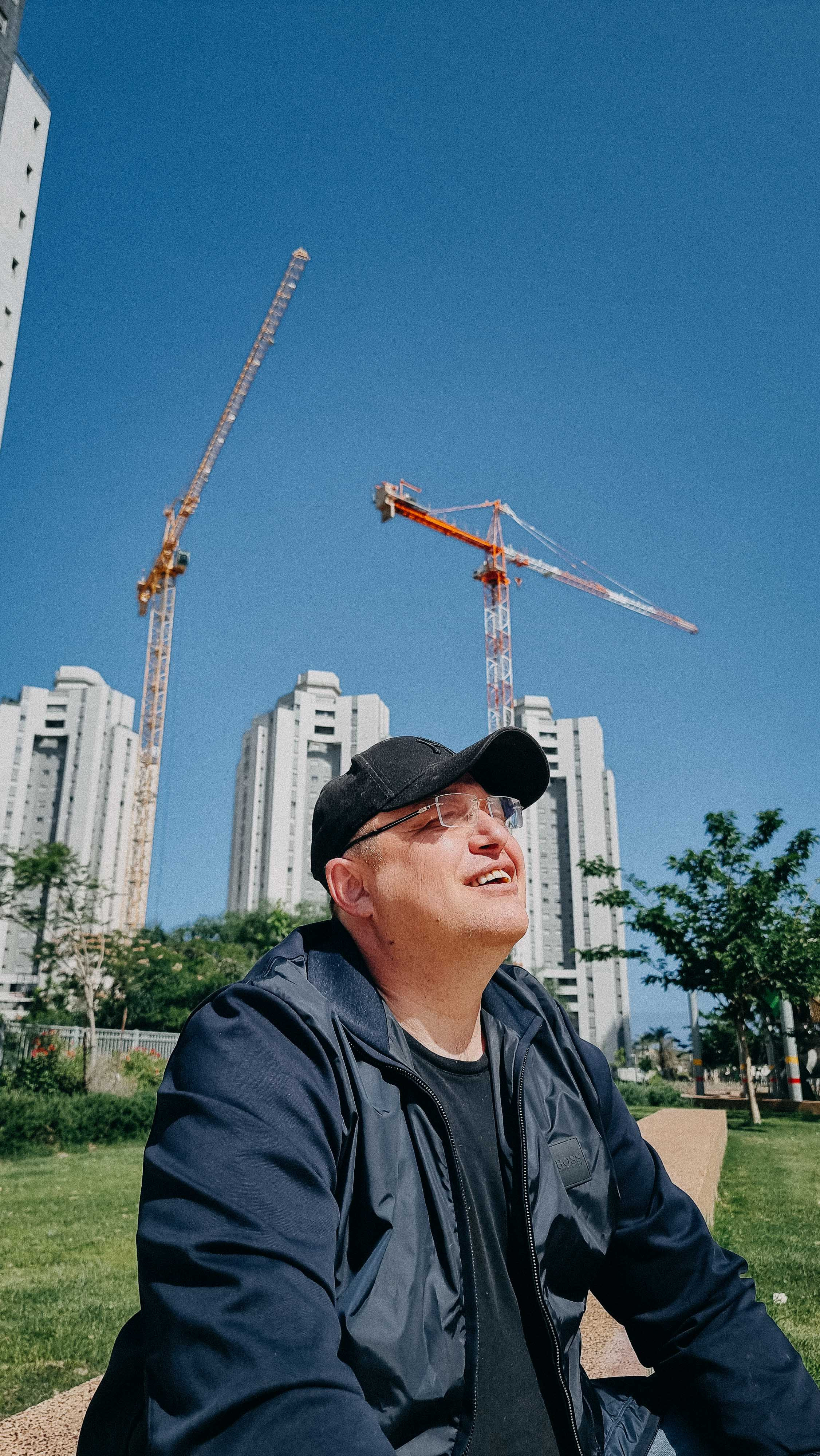 Недвижимость — Миха Нешер. Визуальный брендинг