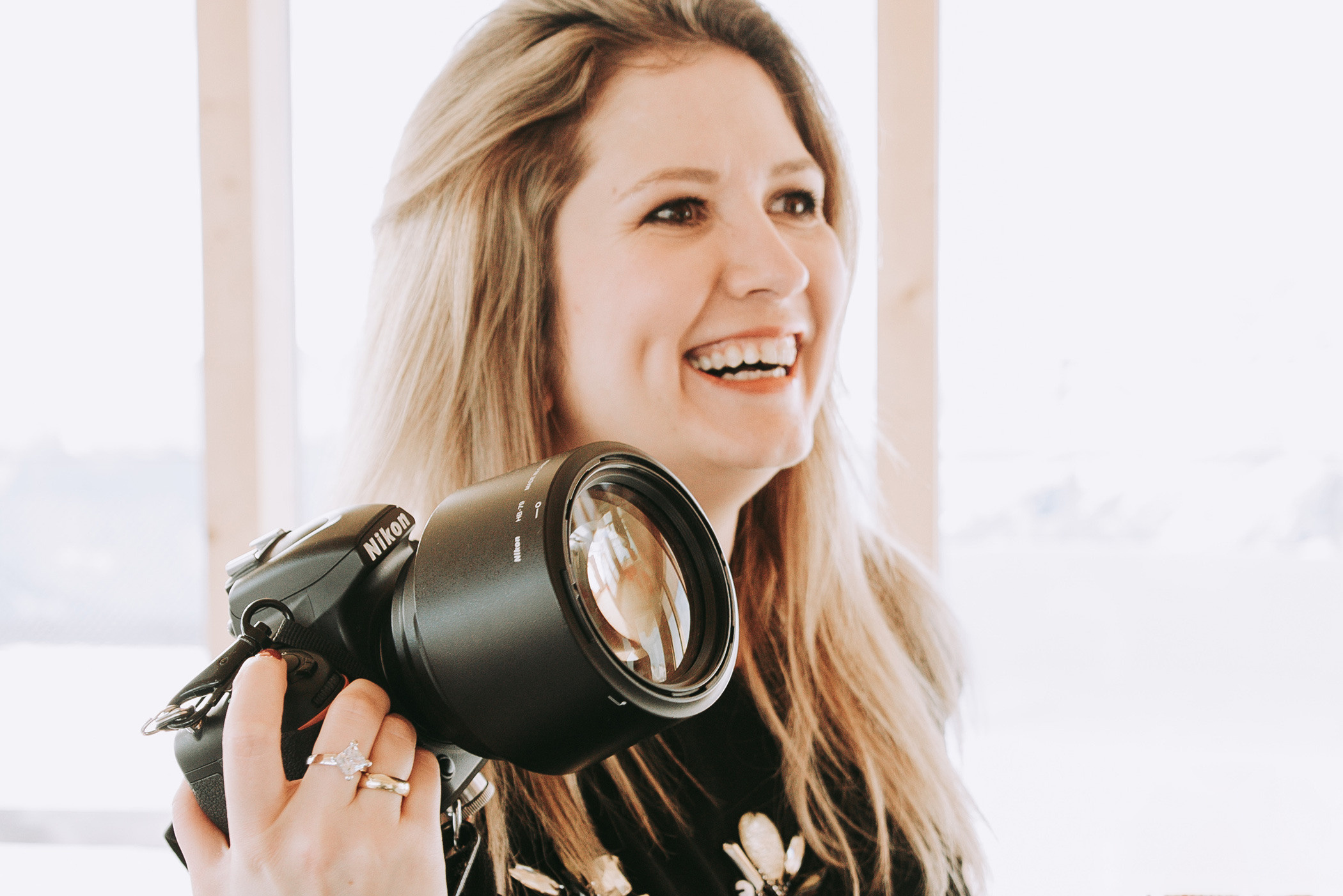 Meine Kamera und Objektiv, meine Speicherkarten, Fototasche. Natürliche Familien und Hochzeitsfotografin in Konstanz am Bodensee