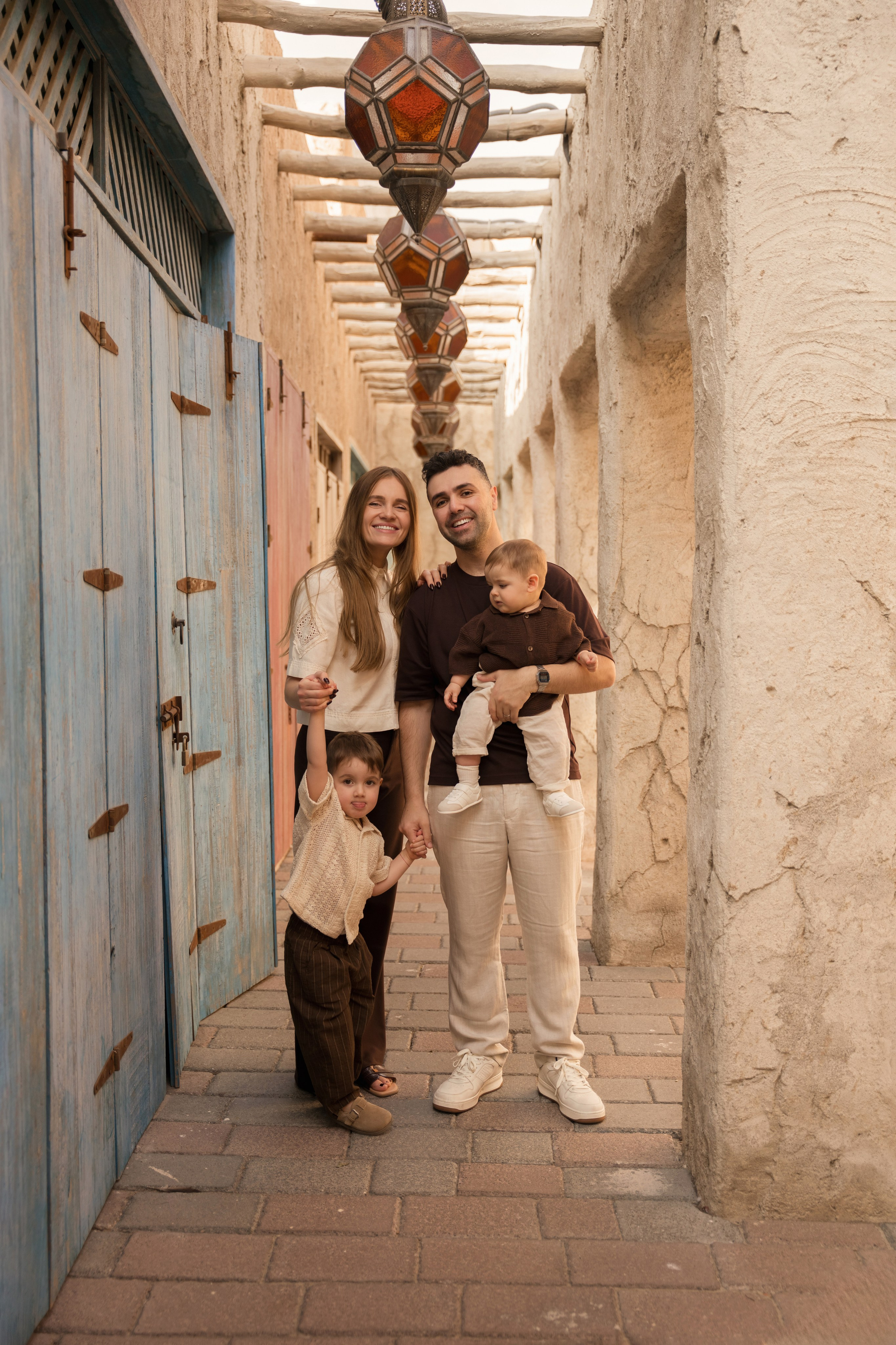 Old Town walk. Angela Iakovleva — Family Photographer in Dubai