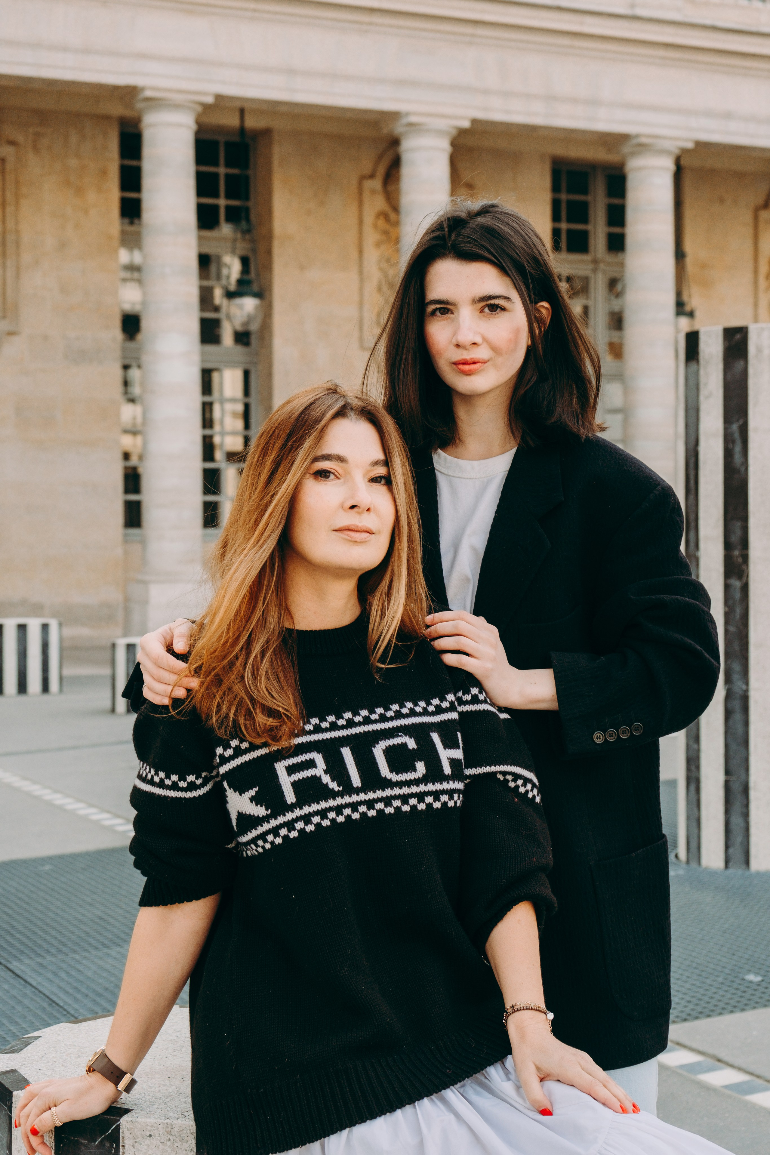 Julia with her adult daughter. Photographer in Paris Marina Chaput