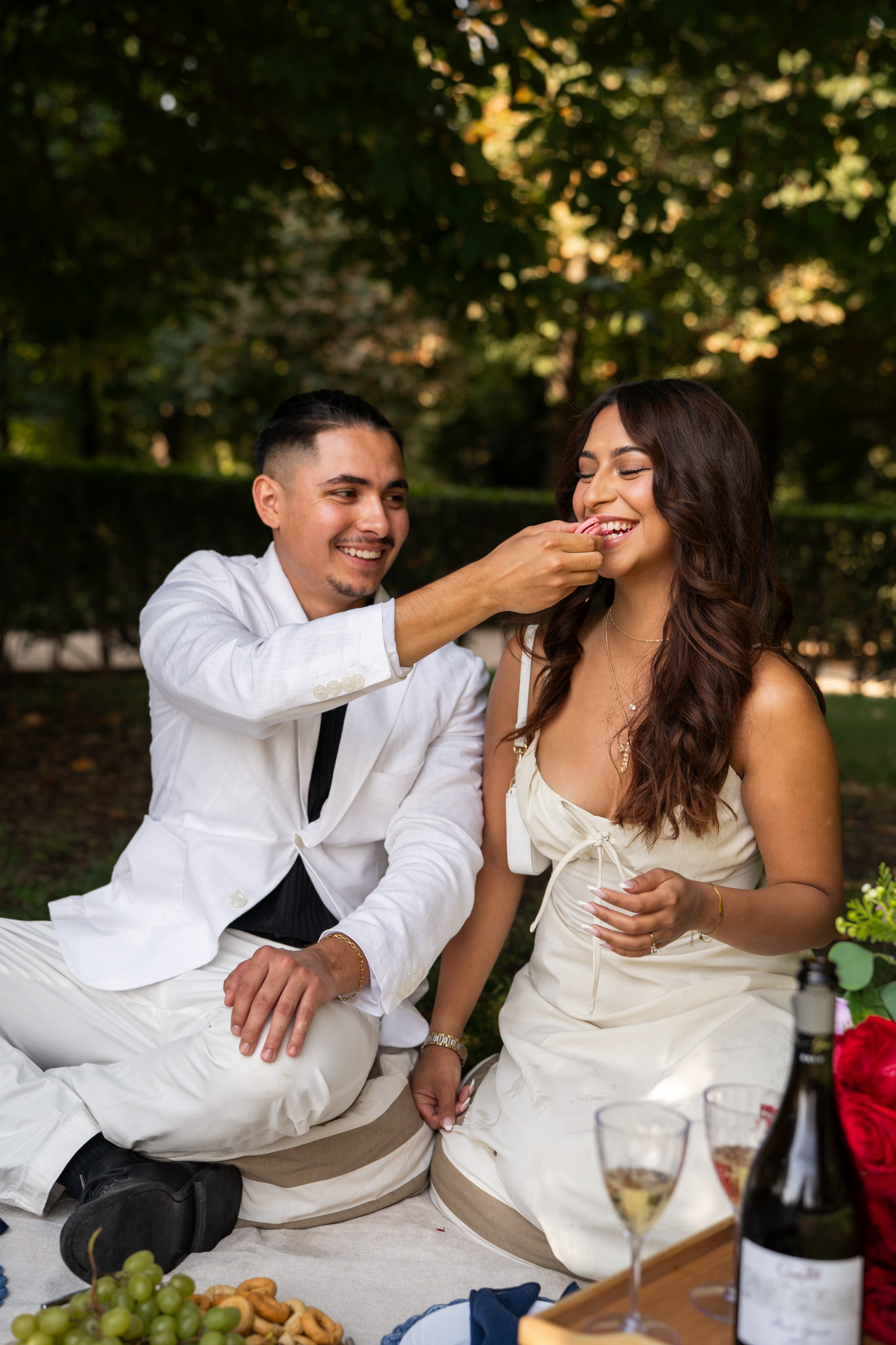 Romantic proposal in Retiro park. Photographer in Madrid, Spain. Alyona Belyaninova