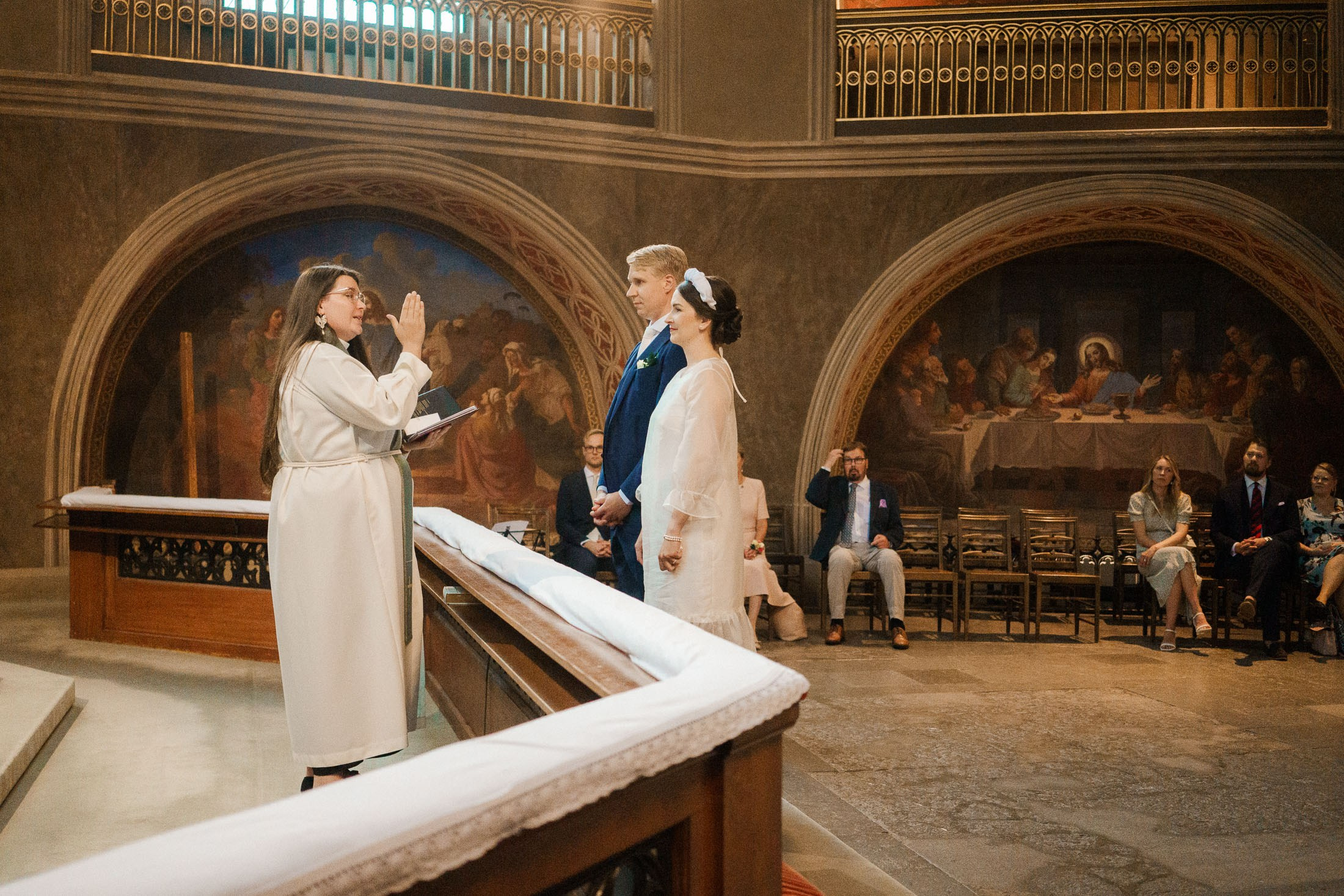 Morsian ja sulhanen seisovat alttarilla Turun tuomion kirkossa