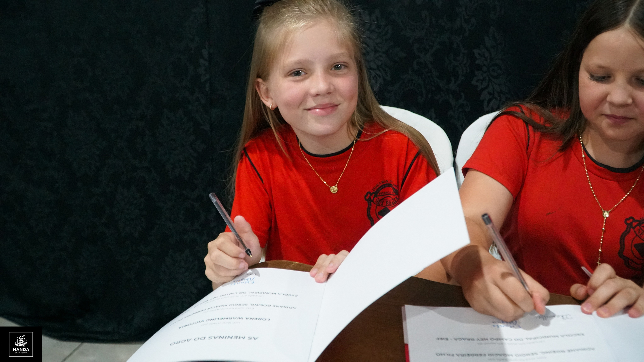 Noite autógrafos colégio Aurélio Buarque de Holanda. Handa Produções