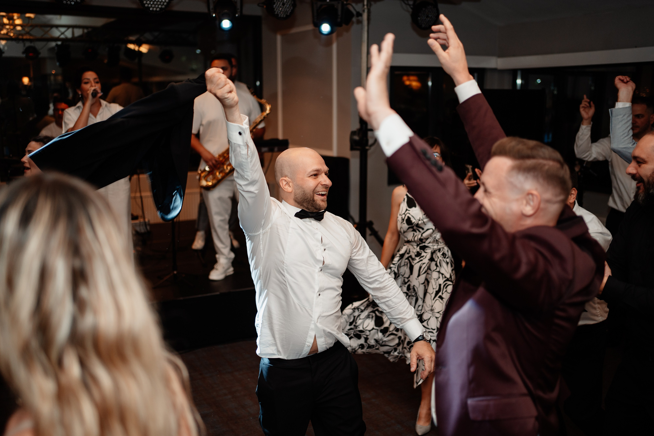 Moment emoționant între miri în ziua nunții, surprins într-un cadru natural și romantic, la Bokka Buftea. Fotografie de nuntă profesională, editată artistic pentru a evidenția emoția și eleganța evenimentului.