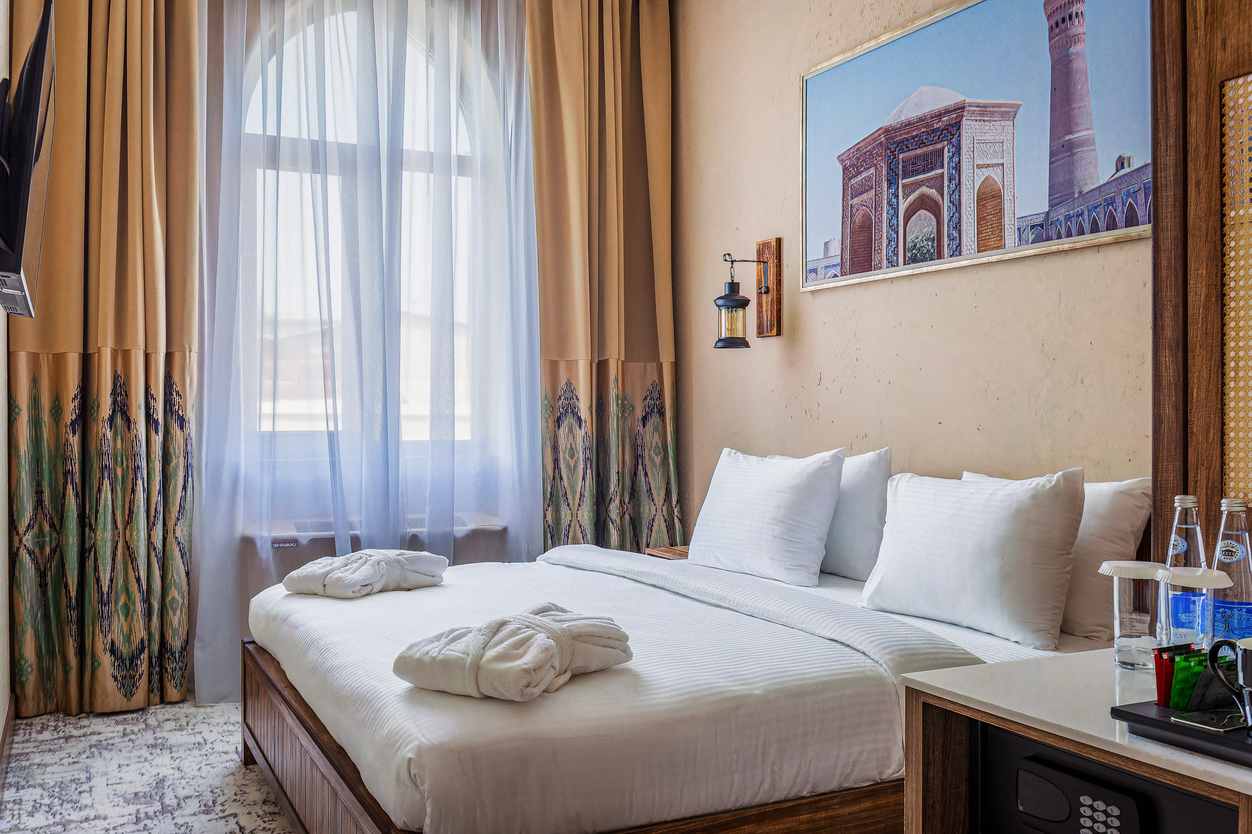 Interior photographer in Tashkent — spacious kitchen in bright tones.