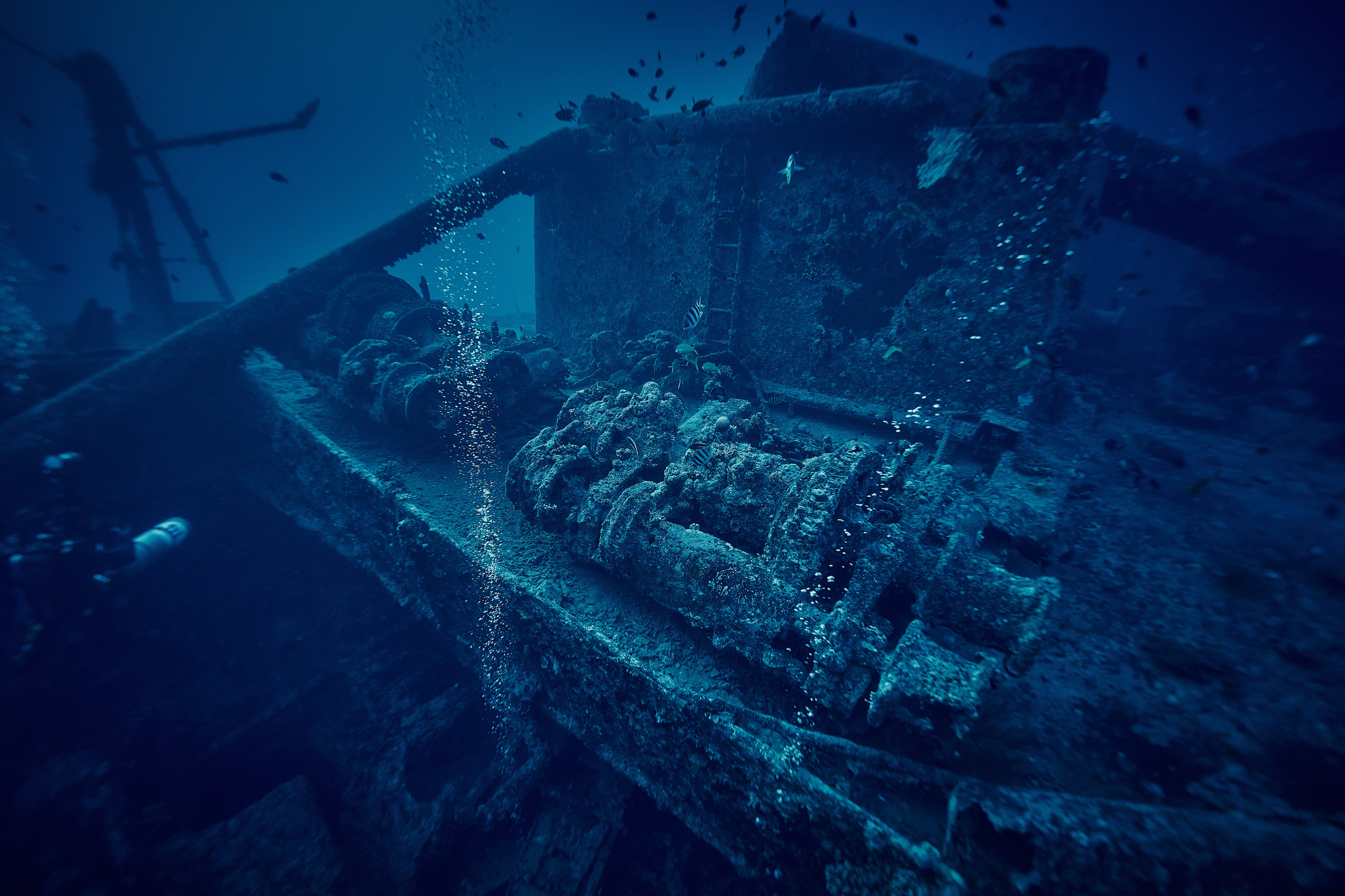 Underwater photographer Andriej Szypilow - photos of the mysterious SS Thistlegorm - sunken ship in the red sea