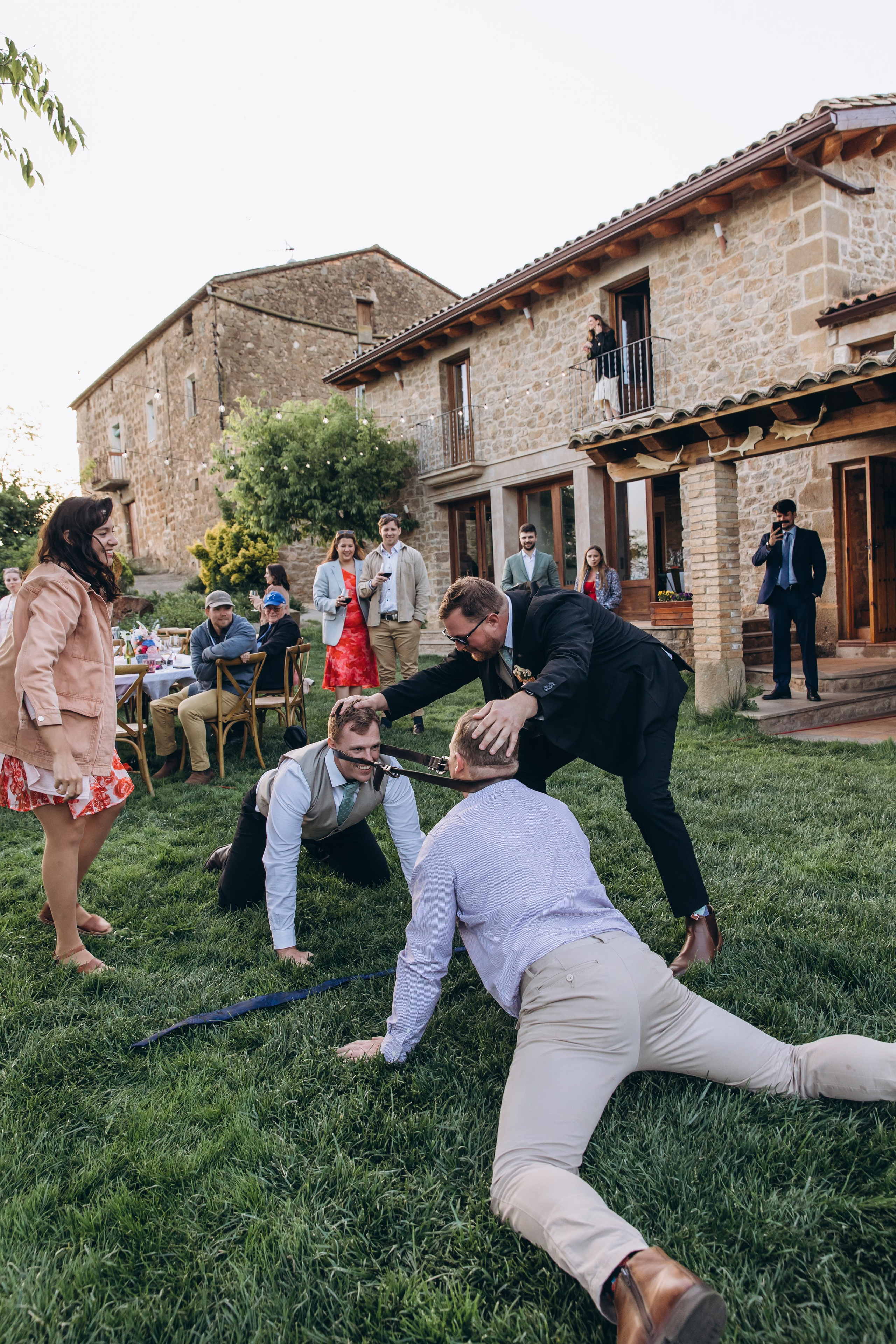 Bride and groom in Rome – romantic Italian wedding photography.