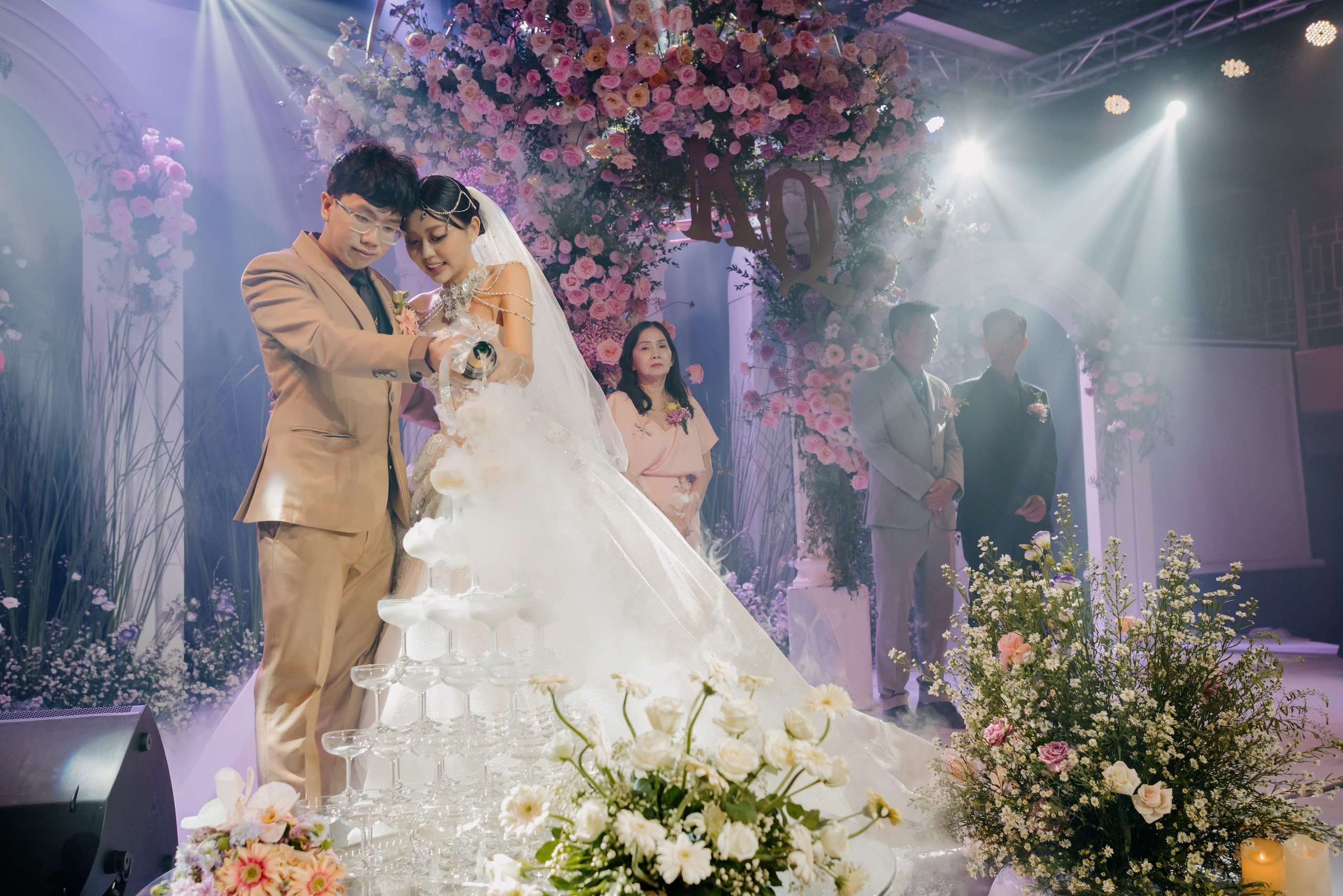 KHANG & QUYEN / Lavela Hotel. Saigon Wedding Present | Art Beyond Moments