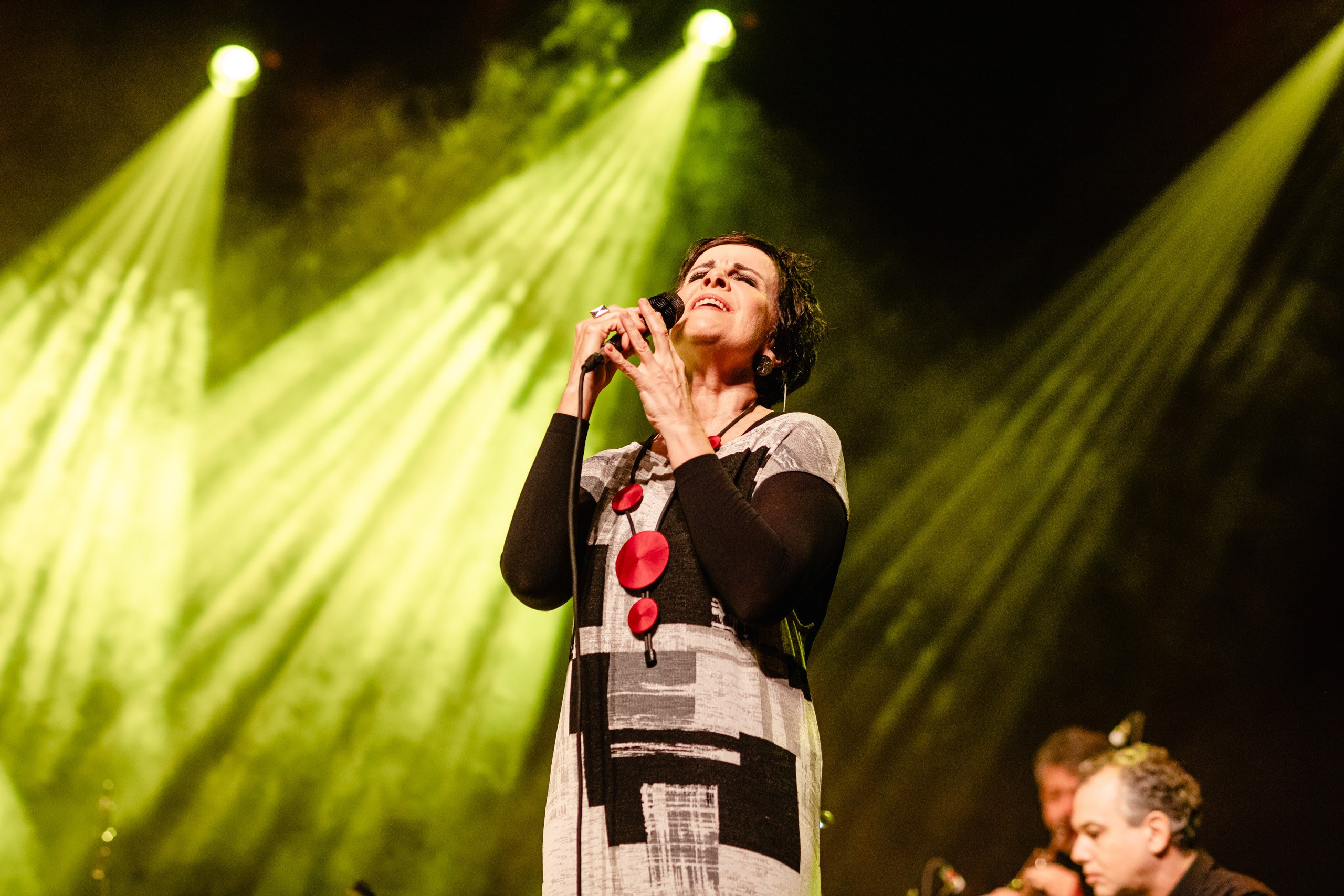 Show da cantora Leila Pinheira no Teatro Municipal de Itajaí