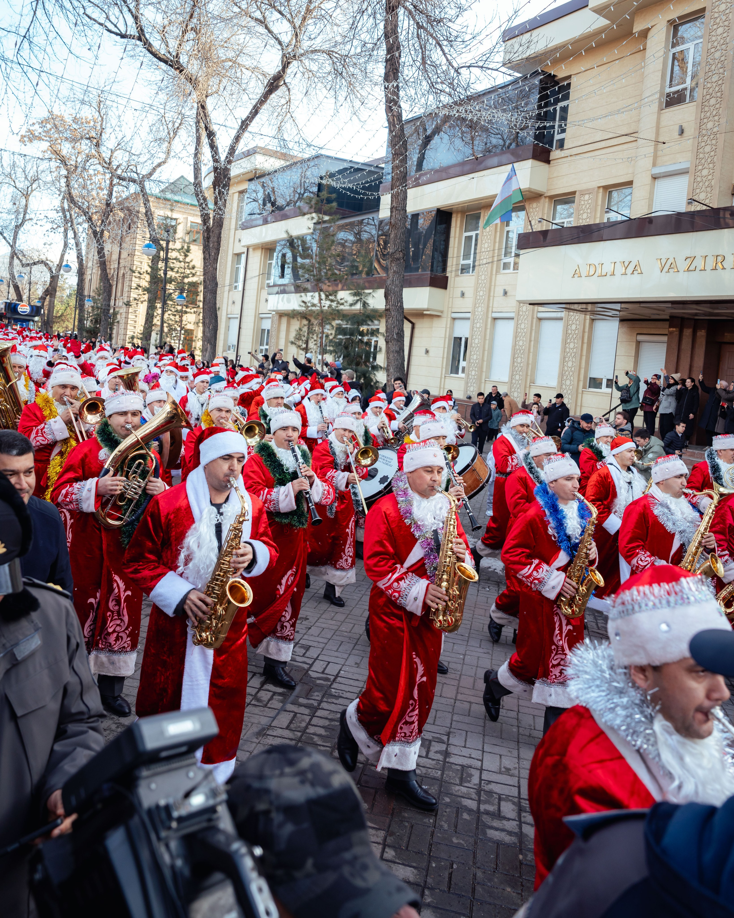 Парад Дедов Морозов. Георгий Намазов | Фотограф в Ташкенте