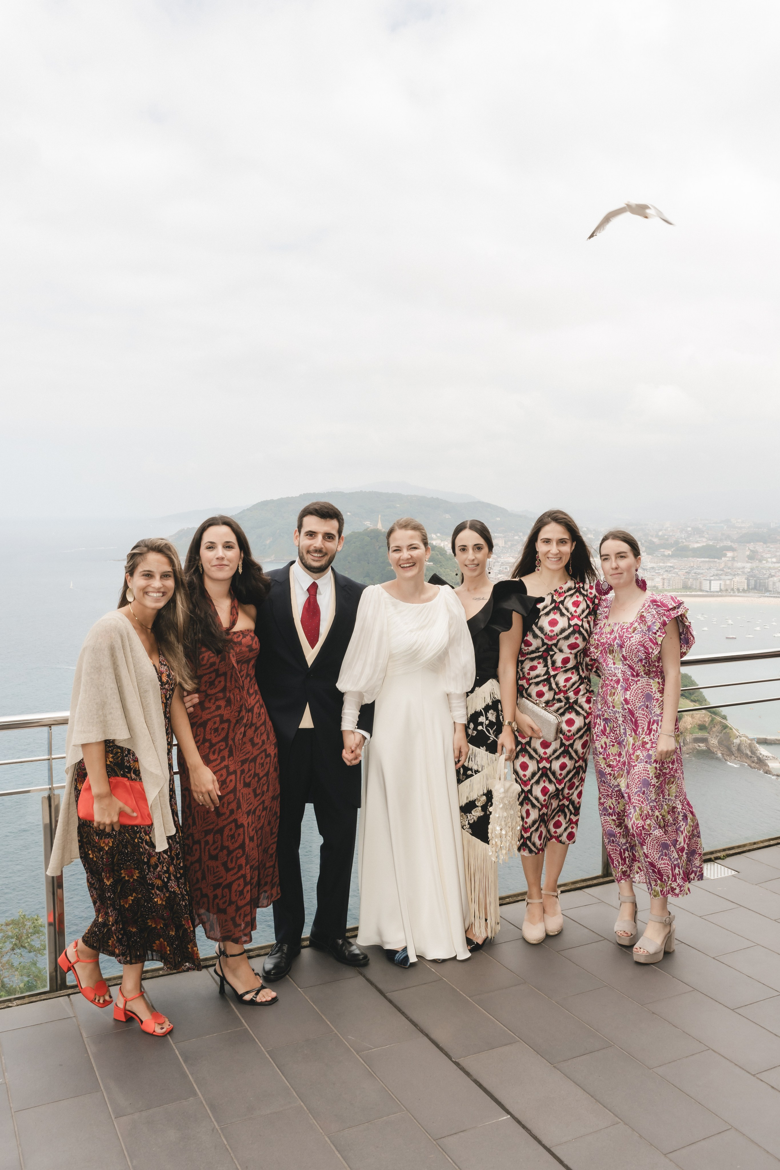 Elegancia y alegría familiar. Boda de Andrés y Lucía en San Sebastián. Holigood foto y video reportaje de bodas en San Sebastián y Europa