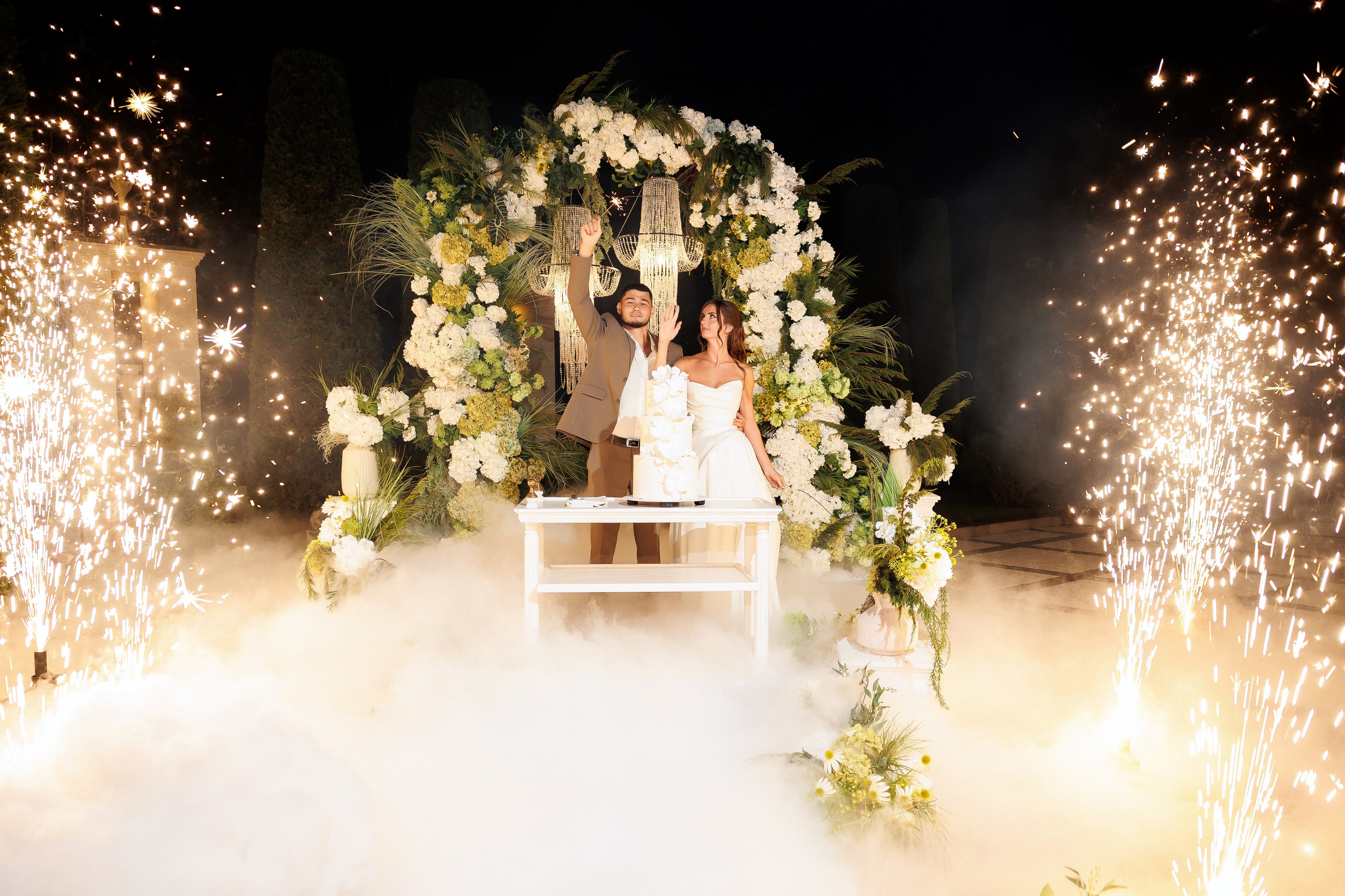 Eugen & Livia — Grand Elysee — Wedding Day. Servicii Foto și Video 067188353