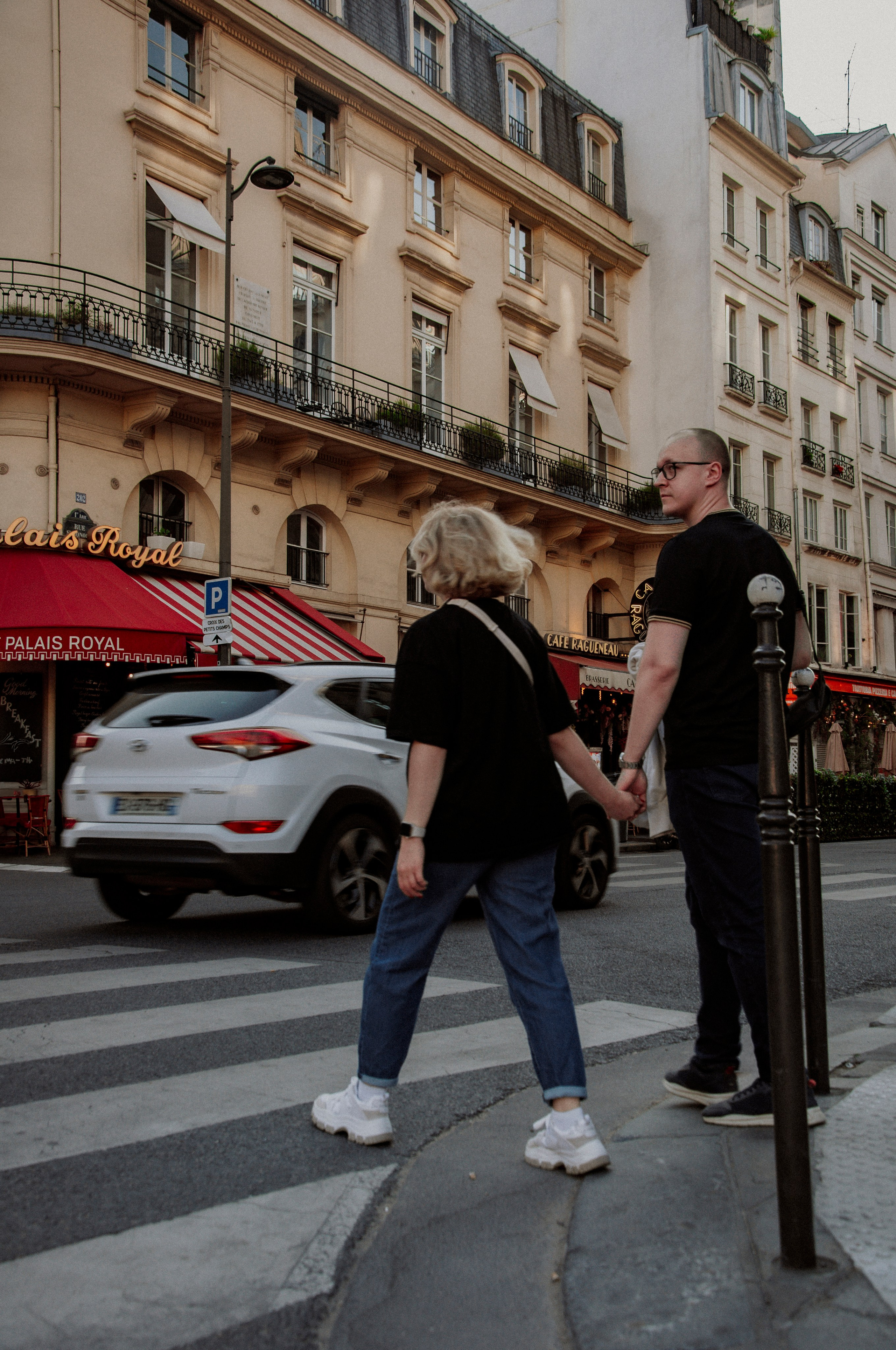 Couple photoshoot near the Louvre. Paris photographer — Polina Osipova