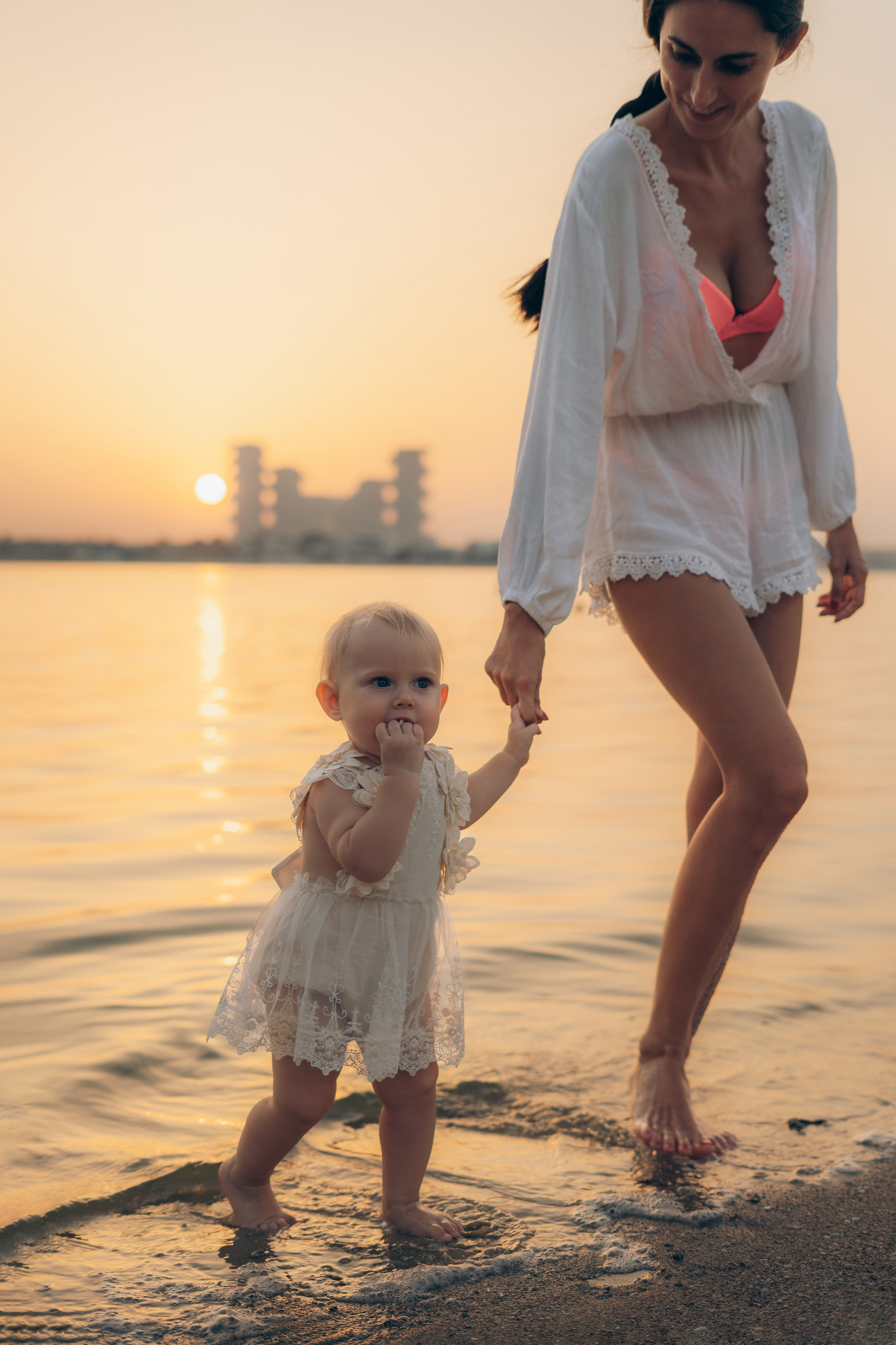 Beauty of the sunset on the beach. Angela Iakovleva — Family Photographer in Dubai