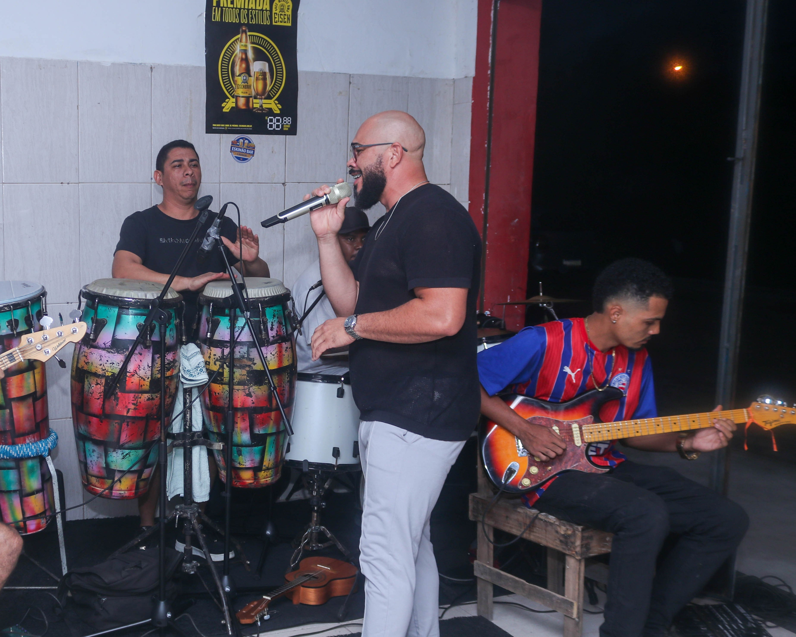 Aqui temos a nossa liderança, Cardoso, vocalista da banda. 🎤🔥📸Com muito carisma, talento e energia no palco, ele comandou mais uma grande noite de show, levando animação e música boa para toda a galera no Skinão.
