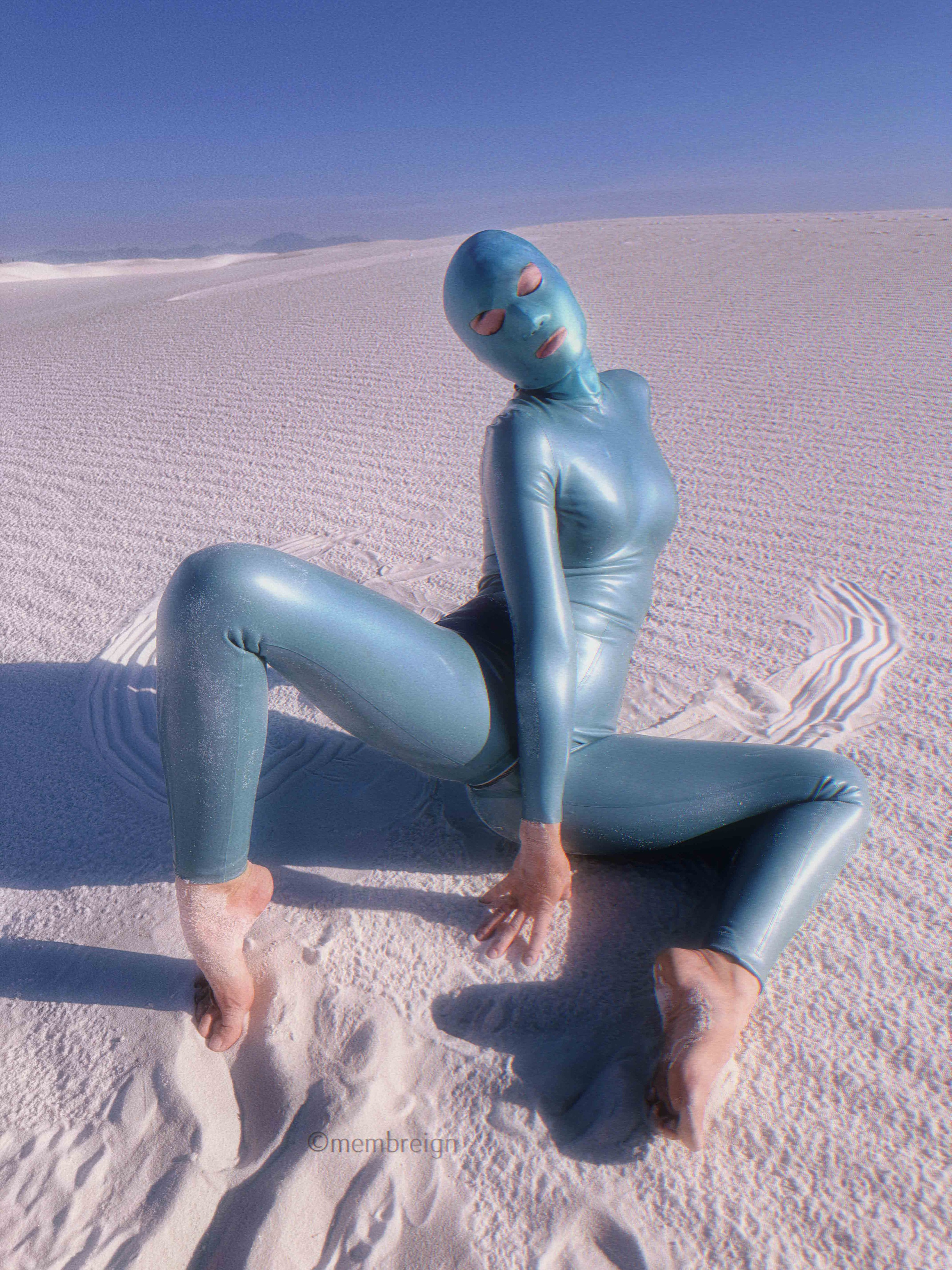 The woman in the dunes. Membreign