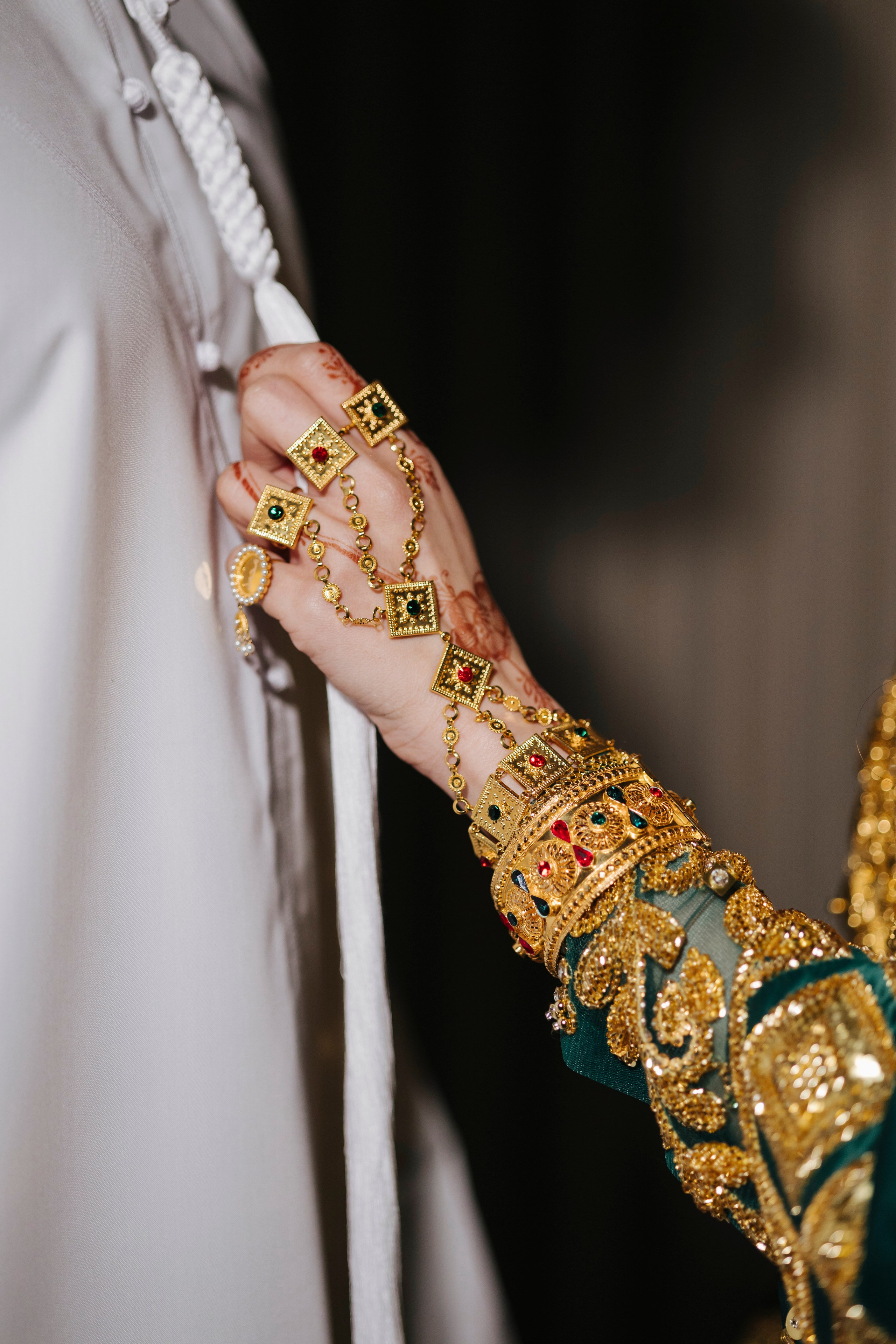 Meera Henna. Wedding, Maternity & Family Photographer in Dubai, UAE & Worldwide