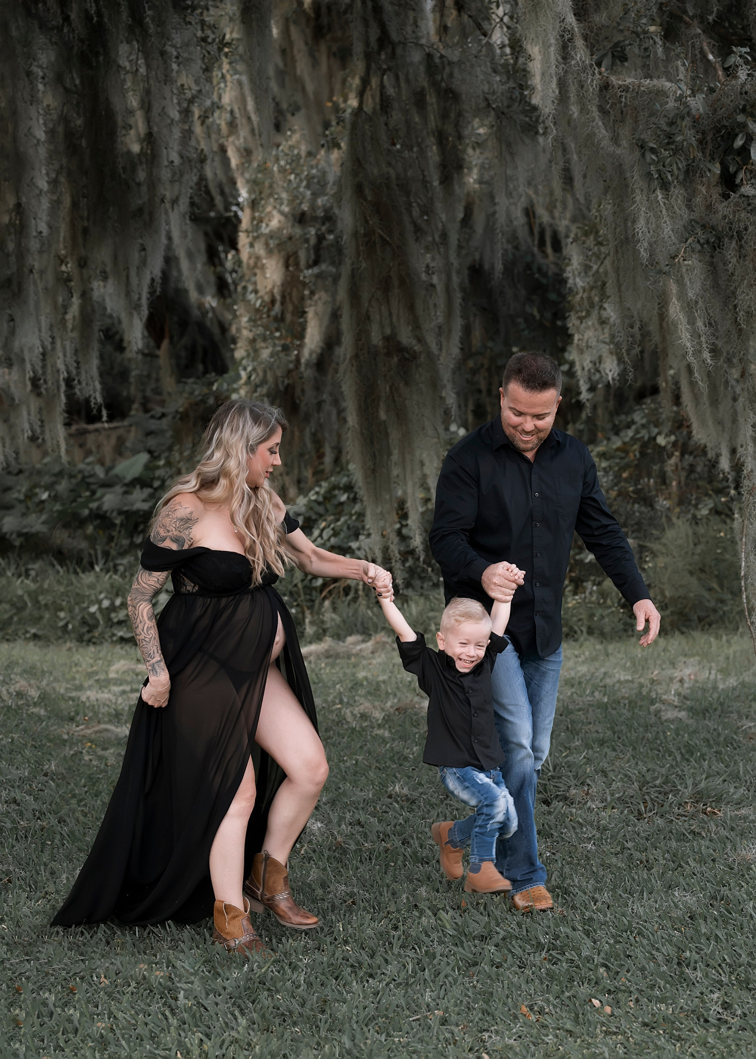 Maternity session outside. Portrait, kids and family photographer in Wesley Chapel Alina Alice Osipova