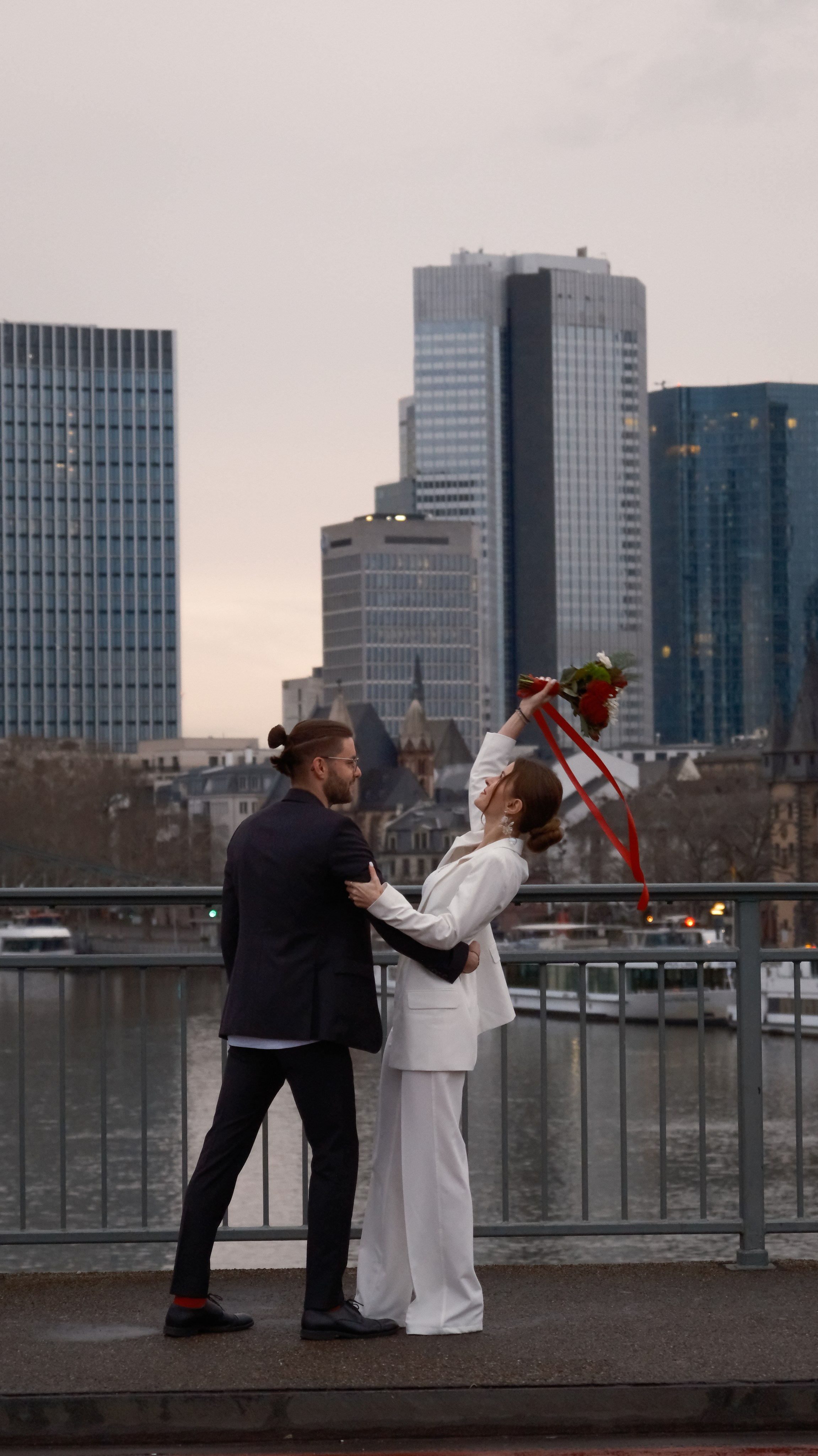 Red satin. Wedding photography — EMU Photos