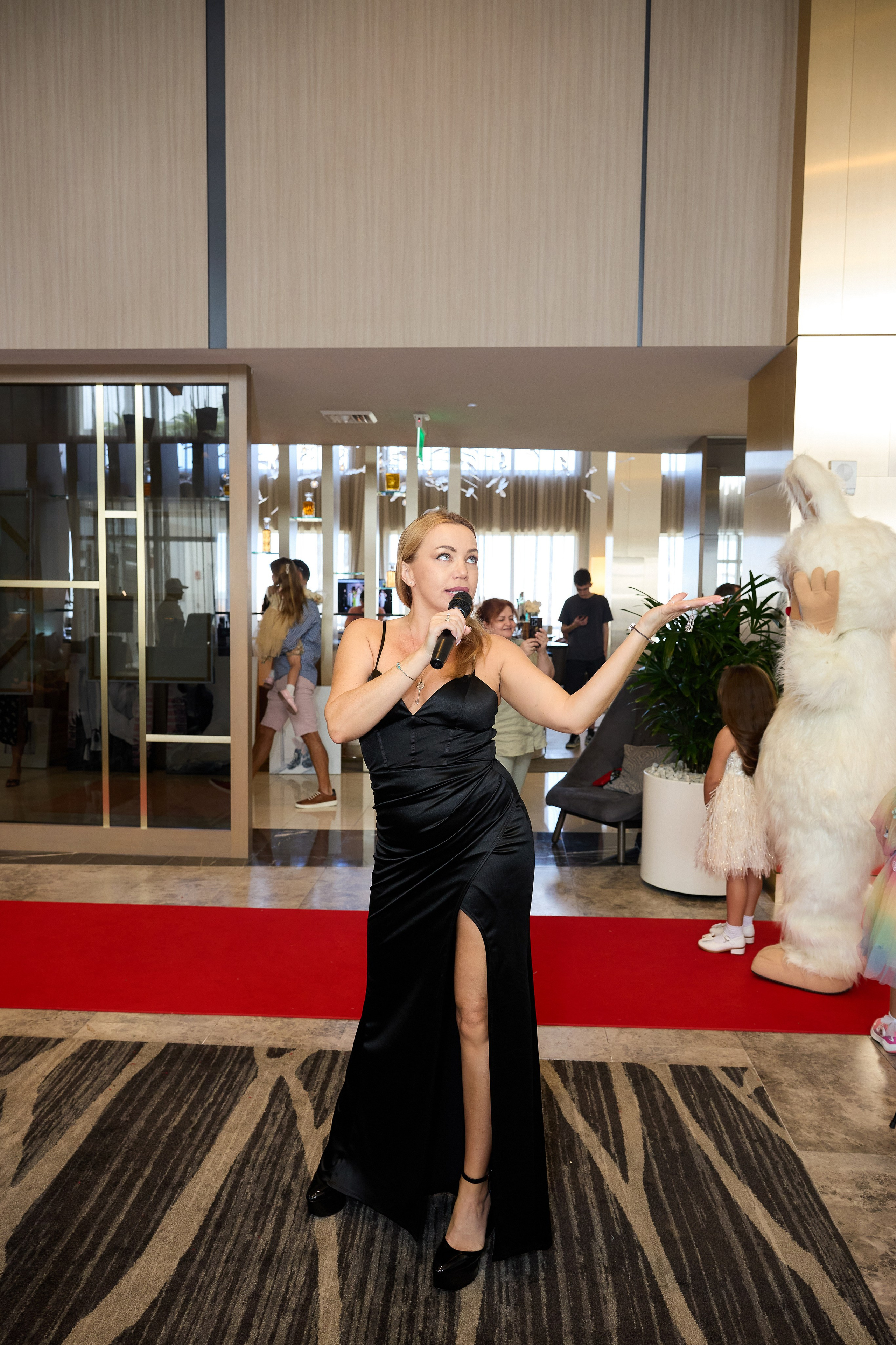 Авторская благотворительная художественная выставка Дианы Бортник. Фотограф Юлия Маковеева