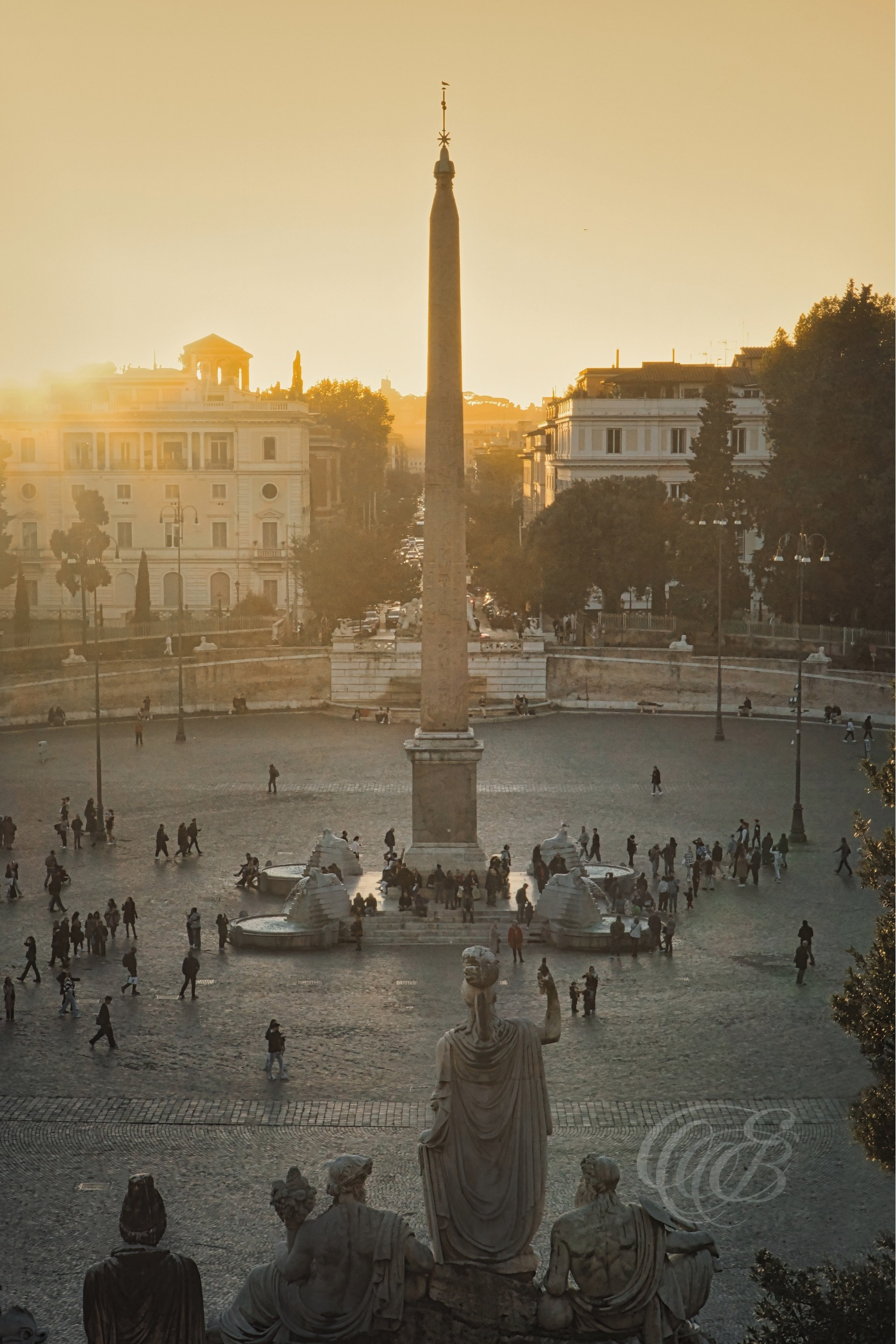 Street Photography — Rome, Italy — Sunset in Piazza del Popolo — Sunset view of historic Piazza del Popolo in Rome, capturing the monumental square, surrounding architecture, and warm evening light in one of the city’s most celebrated public spaces — Eduardo Bartoli Photography.