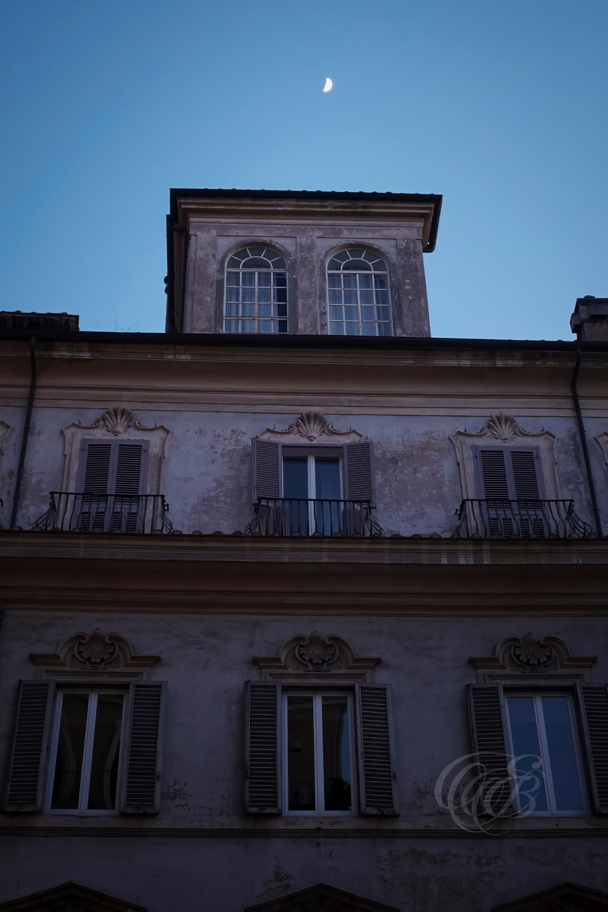 Street Photography — Rome, Italy — Charming Building at Blue Hour — Roman architecture during blue hour, capturing the atmospheric evening light and timeless urban character of the city’s historic streets — Eduardo Bartoli Photography.