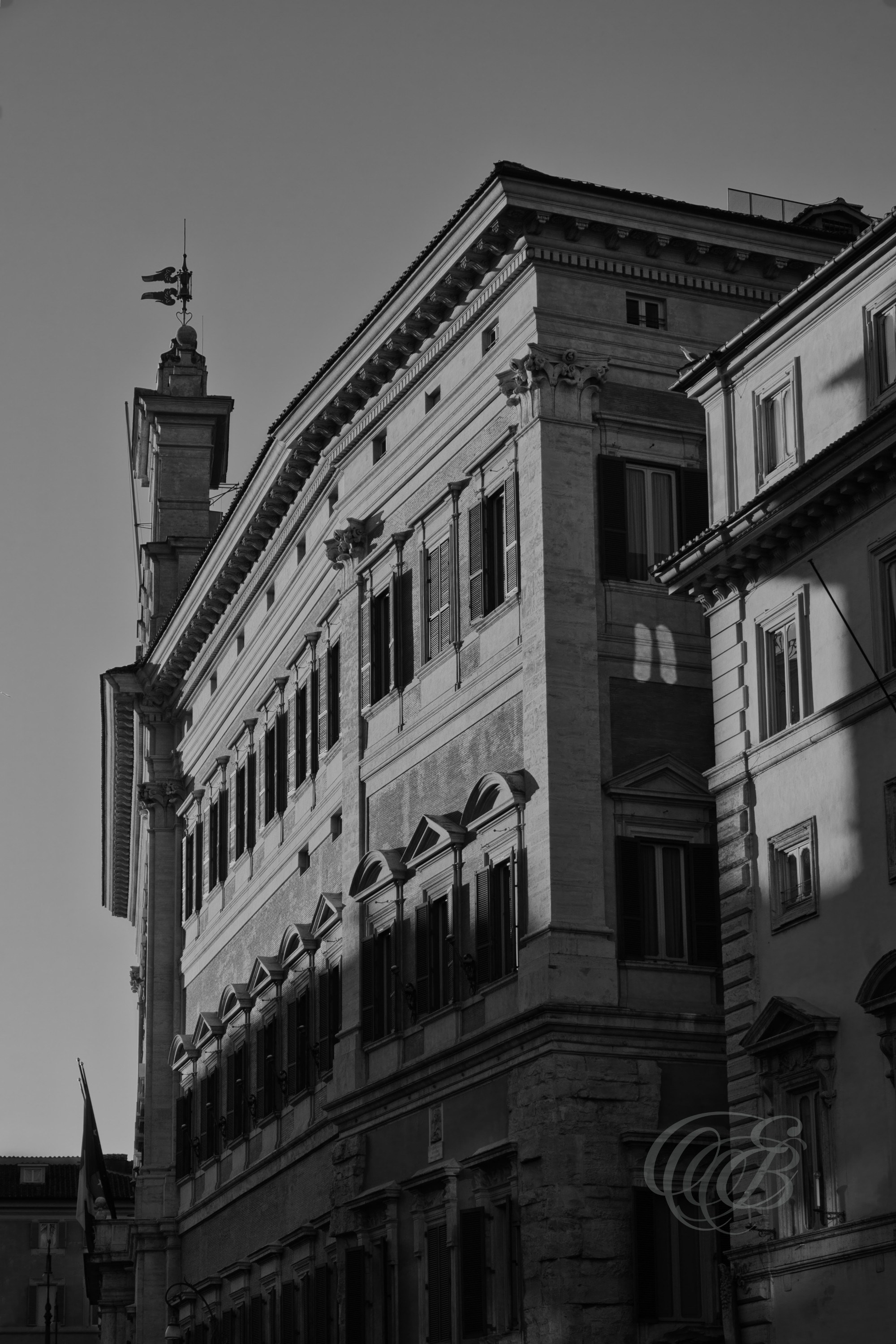 Street Photography — Rome, Italy — Palazzo Montecitorio — B&W — Black and white view of historic Palazzo Montecitorio in central Rome, emphasizing Baroque architecture, civic heritage, and its role as the seat of Italy’s Chamber of Deputies — Eduardo Bartoli Photography.