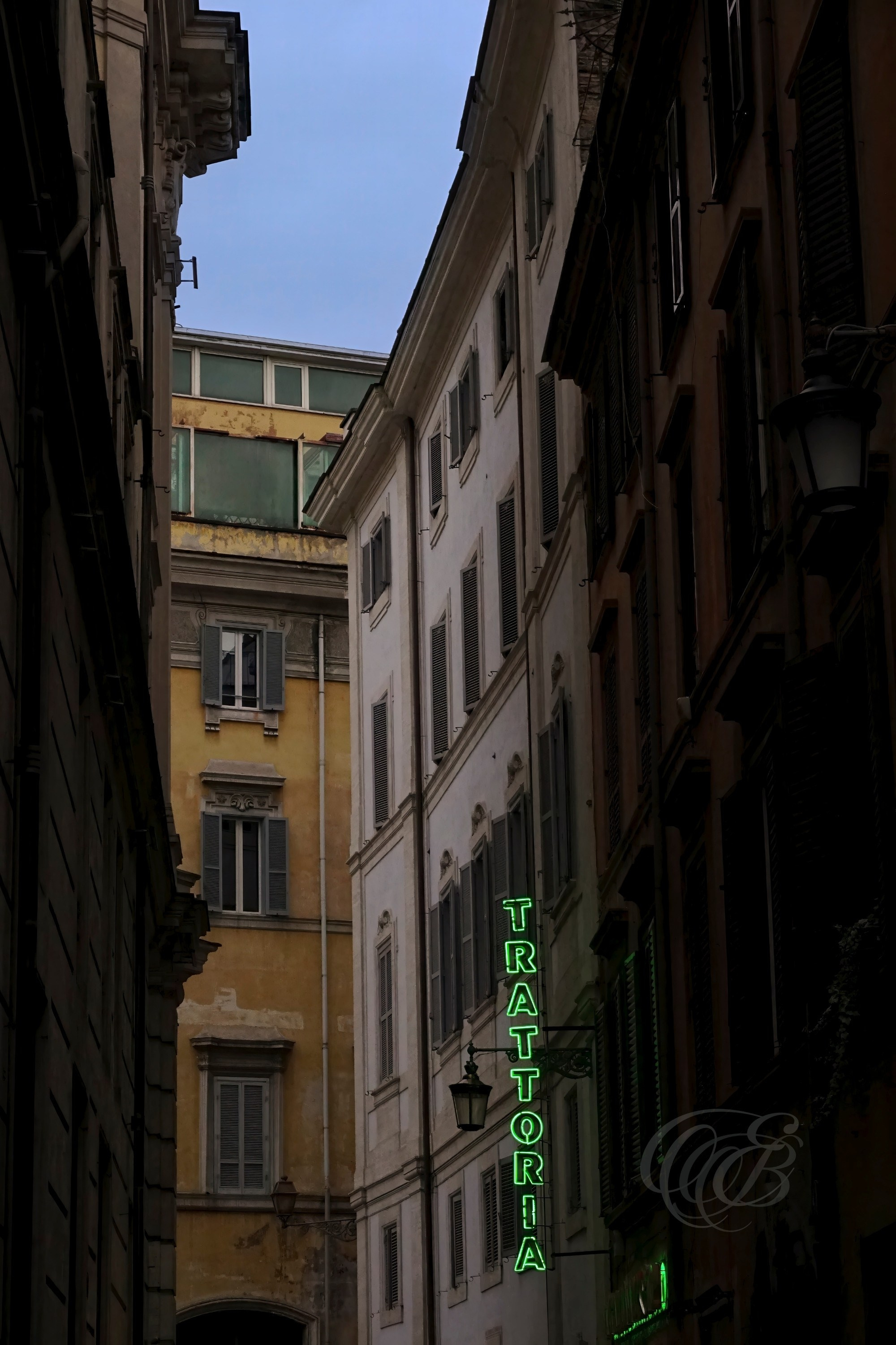 Street Photography — Rome, Italy — Trattoria — Traditional Roman trattoria along the streets of Rome, reflecting the city’s everyday dining culture, neighborhood atmosphere, and enduring connection between local cuisine and street life — Eduardo Bartoli Photography.