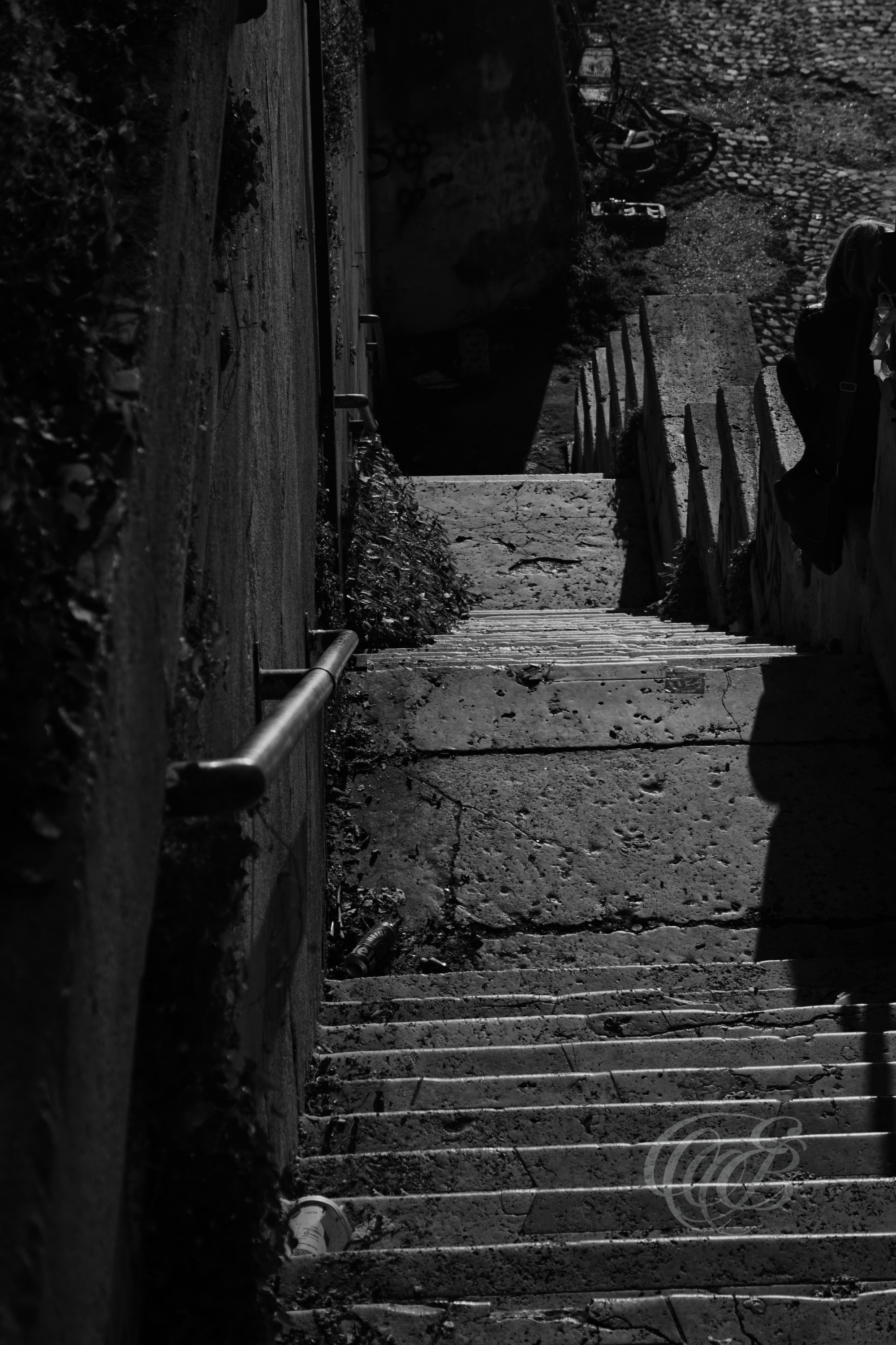 Street Photography — Rome, Italy — Steps by the Tiber — B&W — Black and white view of steps descending toward the Tiber River in Rome, emphasizing geometric lines, aged surfaces, and the historic architecture of the city’s riverbanks — Eduardo Bartoli Photography.