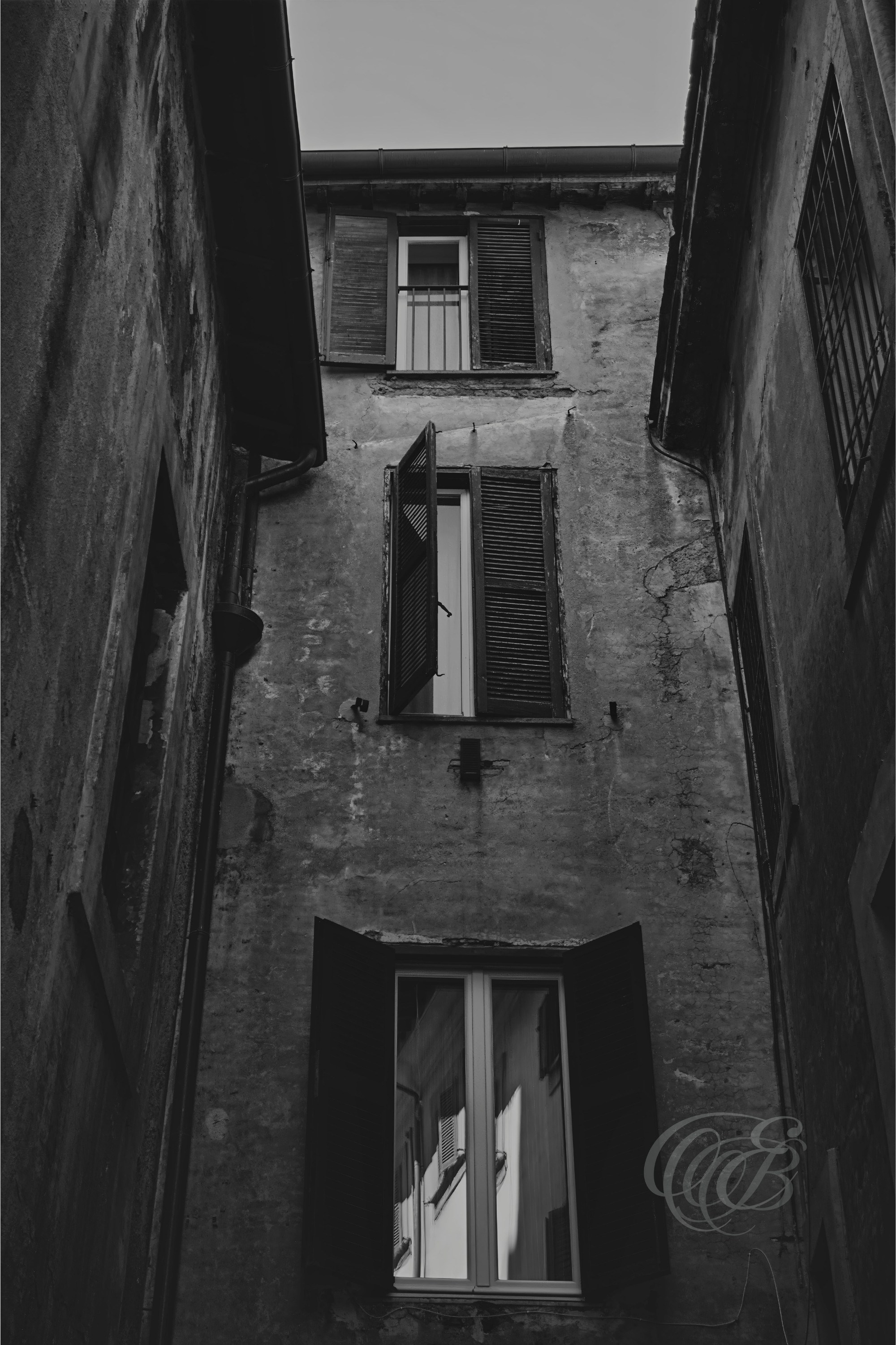 Street Photography — Rome, Italy — At the Passetto del Biscione — B&W Matte — Matte black and white interpretation of the historic Passetto del Biscione near Campo de’ Fiori, emphasizing enclosed architecture, aged surfaces, tonal depth, and the intimate urban character of old Rome — Eduardo Bartoli Photography.