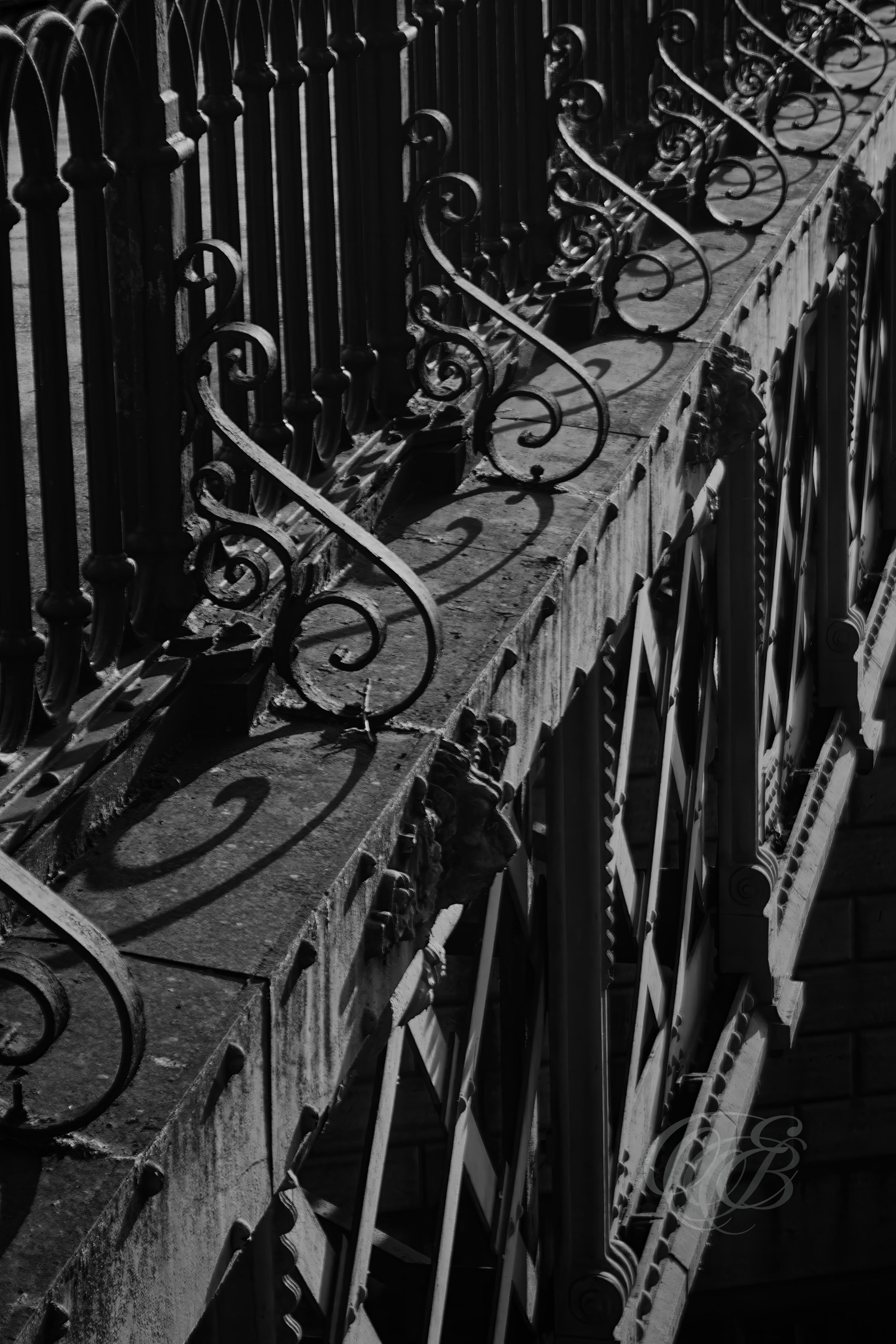 Street Photography — Rome, Italy — Ponte Palatino at Sunset — B&W — Black and white view of Ponte Palatino at sunset, emphasizing the bridge’s architecture, reflections on the Tiber, evening light, and the historic river landscape of Rome — Eduardo Bartoli Photography.