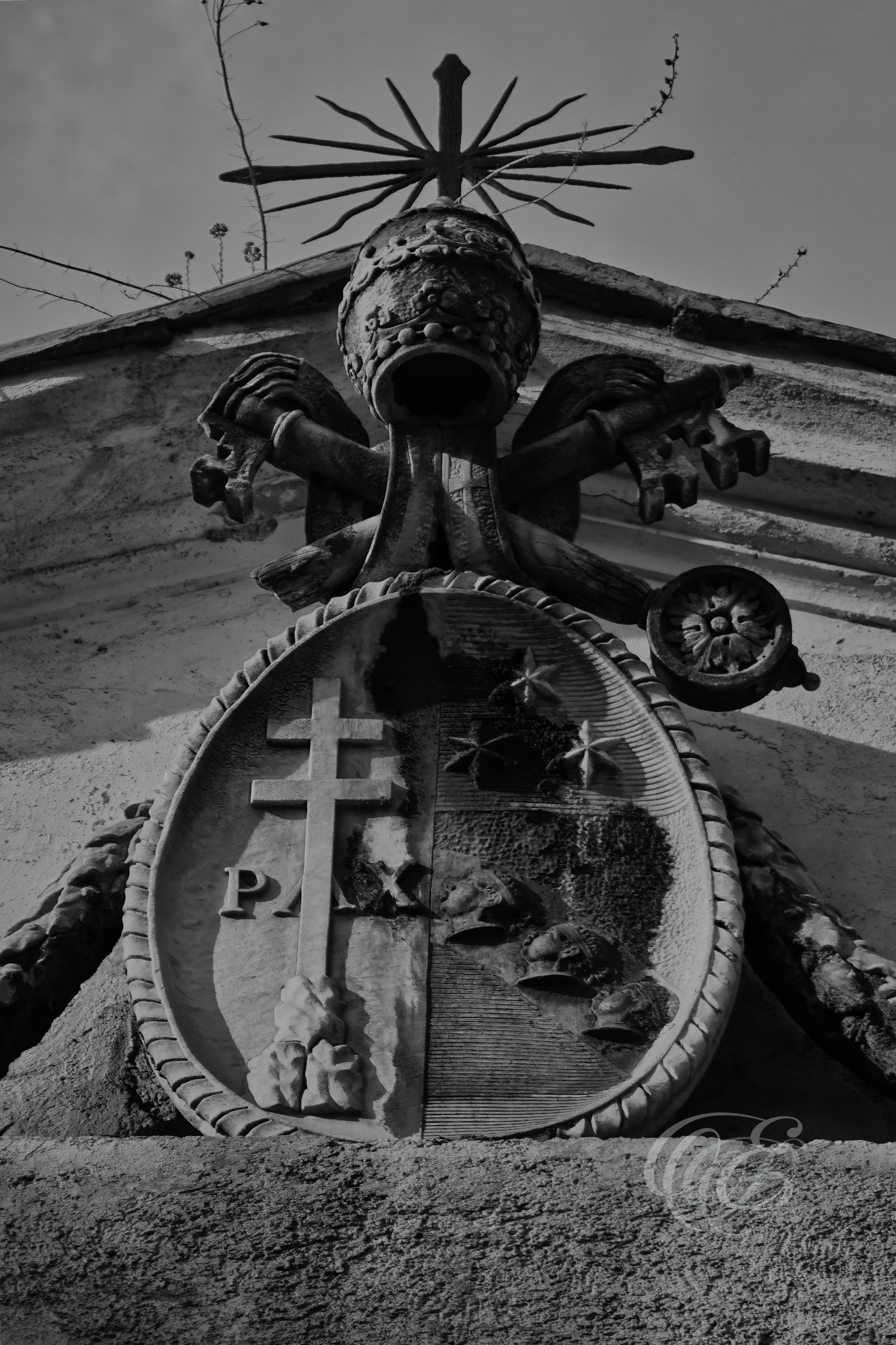 Street Photography — Rome, Italy — Ecclesiastical Coat of Arms — B&W — Black and white study of ecclesiastical heraldry in Rome, emphasizing historic symbolism, carved architectural details, religious heritage, and centuries of influence on the city’s urban fabric — Eduardo Bartoli Photography.