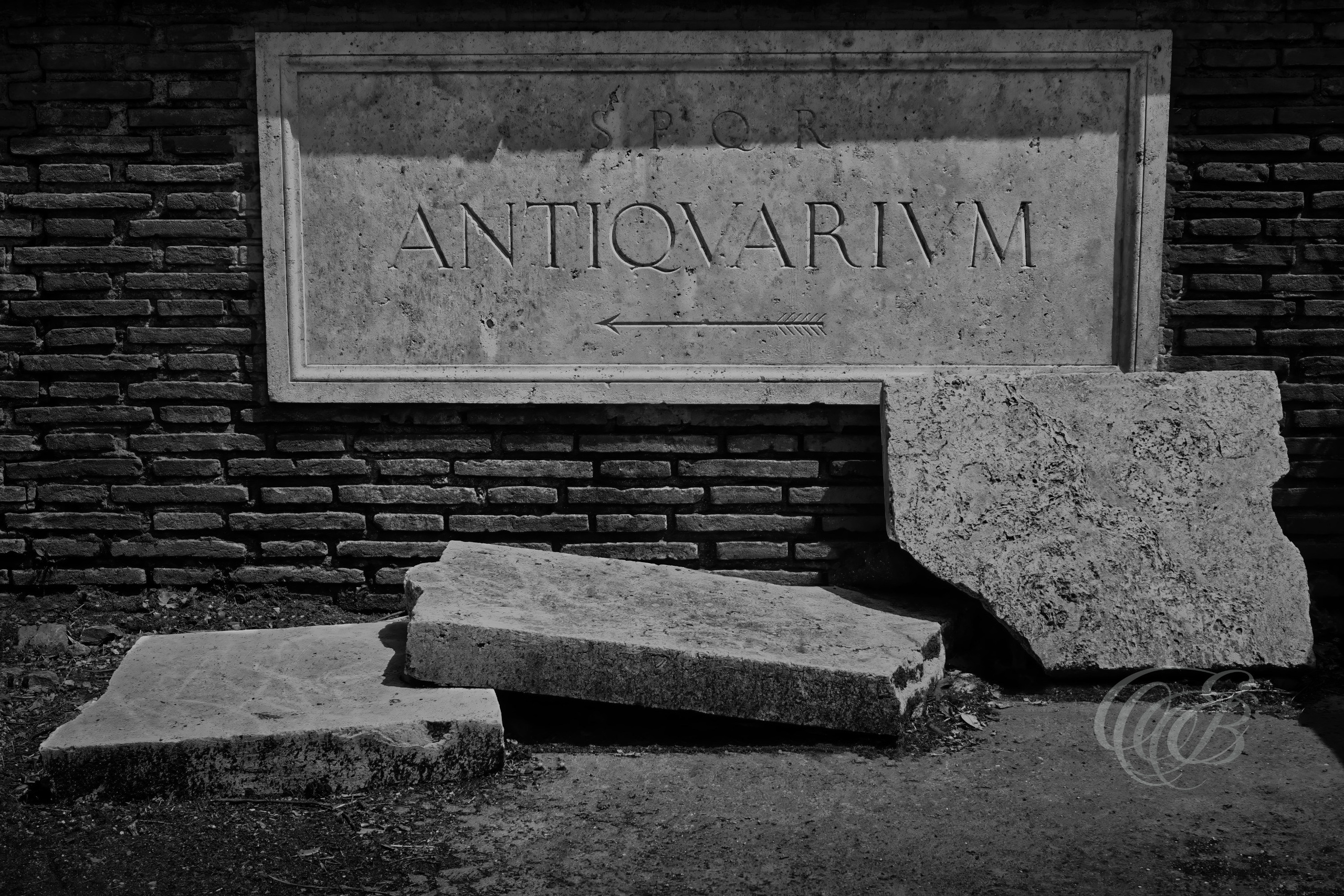 Street Photography — Rome, Italy — Antiquarium Comunale del Celio — B&W — Black and white interpretation of the Antiquarium Comunale del Celio in Rome, emphasizing archaeological heritage, ancient Roman history, architectural remains, and the historic character of the Caelian Hill — Eduardo Bartoli Photography.