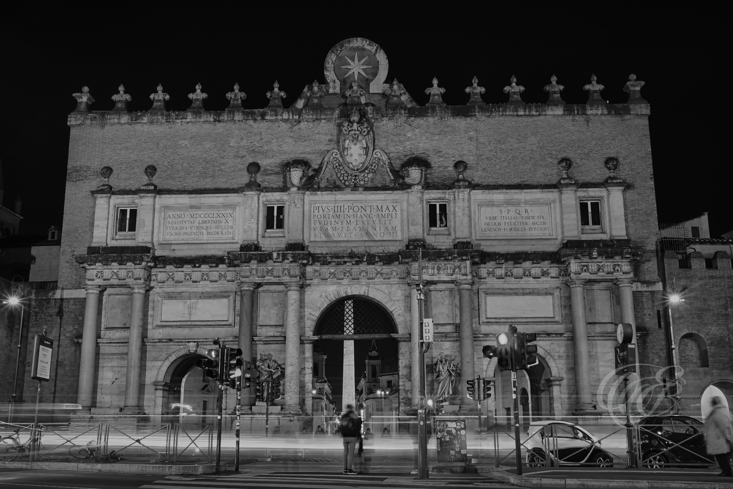 Street Photography — Rome, Italy — Porta del Popolo Long Exposure — B&W — Black and white long-exposure interpretation of Porta del Popolo in Rome, combining Renaissance architecture, historic urban heritage, and the movement of contemporary city life — Eduardo Bartoli Photography.