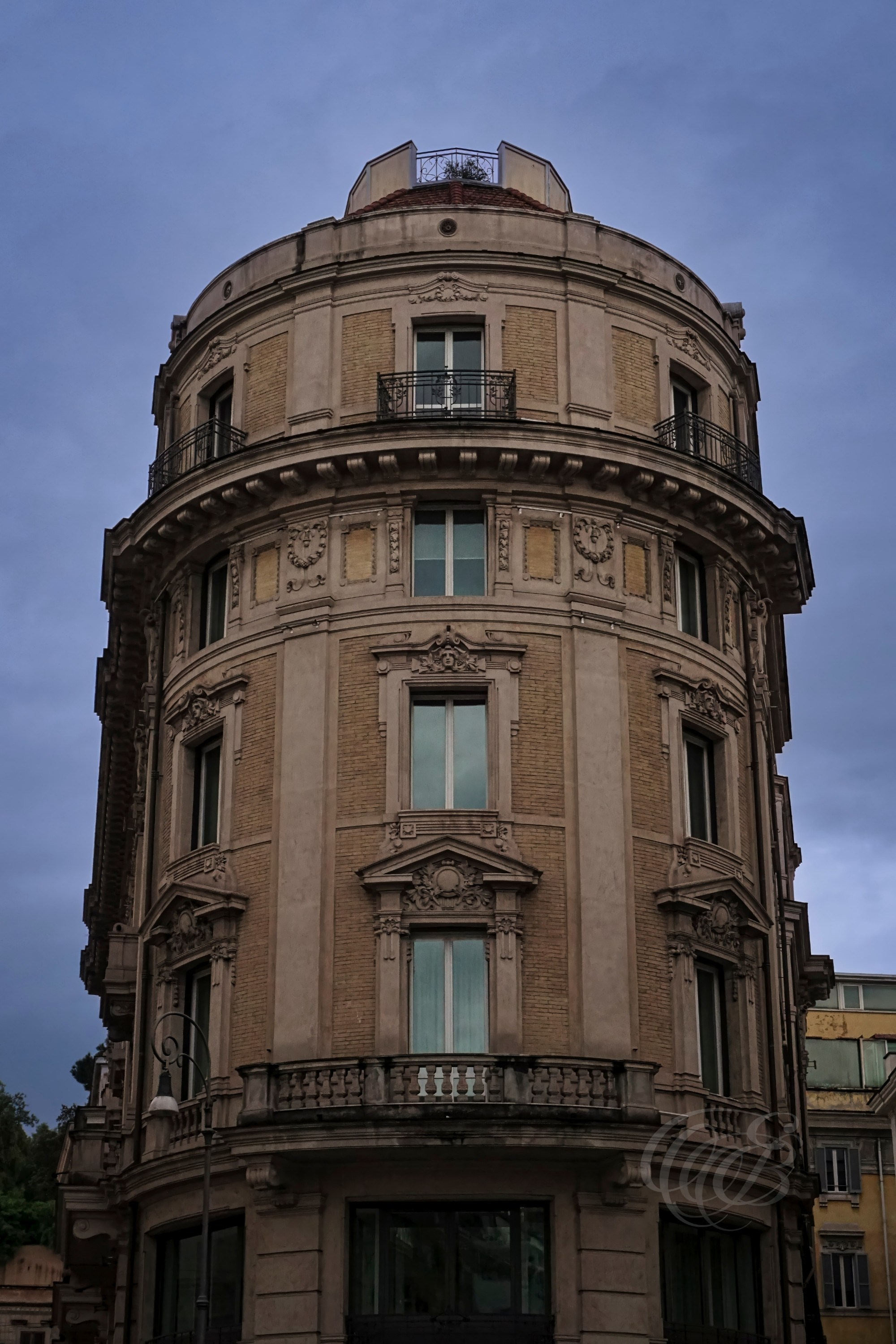 Street Photography — Rome, Italy — Via del Tritone Corner Building — Urban street view of a corner building along Via del Tritone in central Rome, featuring historic architecture and the character of the surrounding Roman streetscape — Eduardo Bartoli Photography.