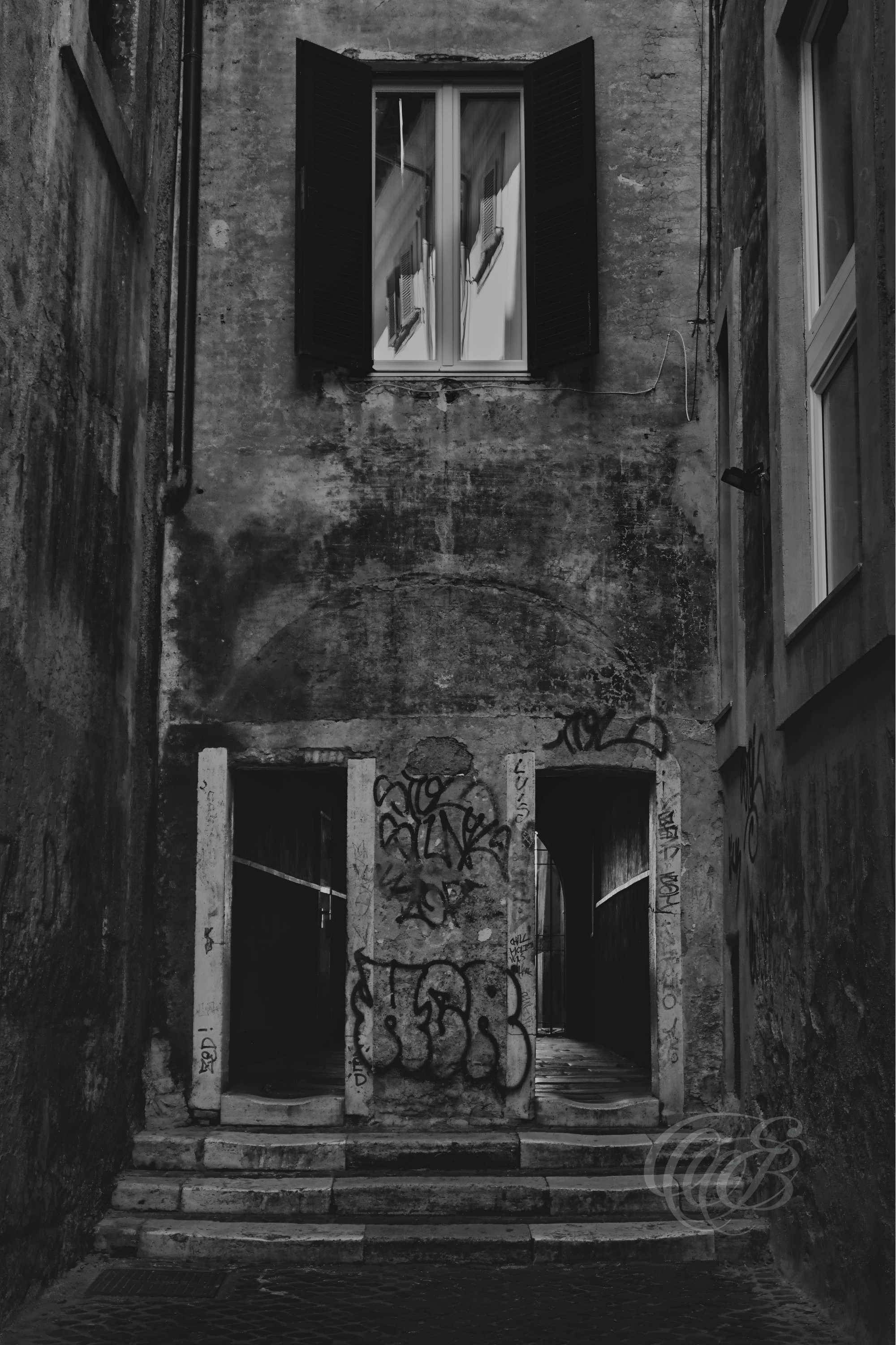 Street Photography — Rome, Italy — Passetto del Biscione — B&W Matte — Matte black and white interpretation of the historic Passetto del Biscione near Campo de’ Fiori, emphasizing restored decoration, enclosed architecture, aged textures, and the intimate character of old Rome — Eduardo Bartoli Photography.
