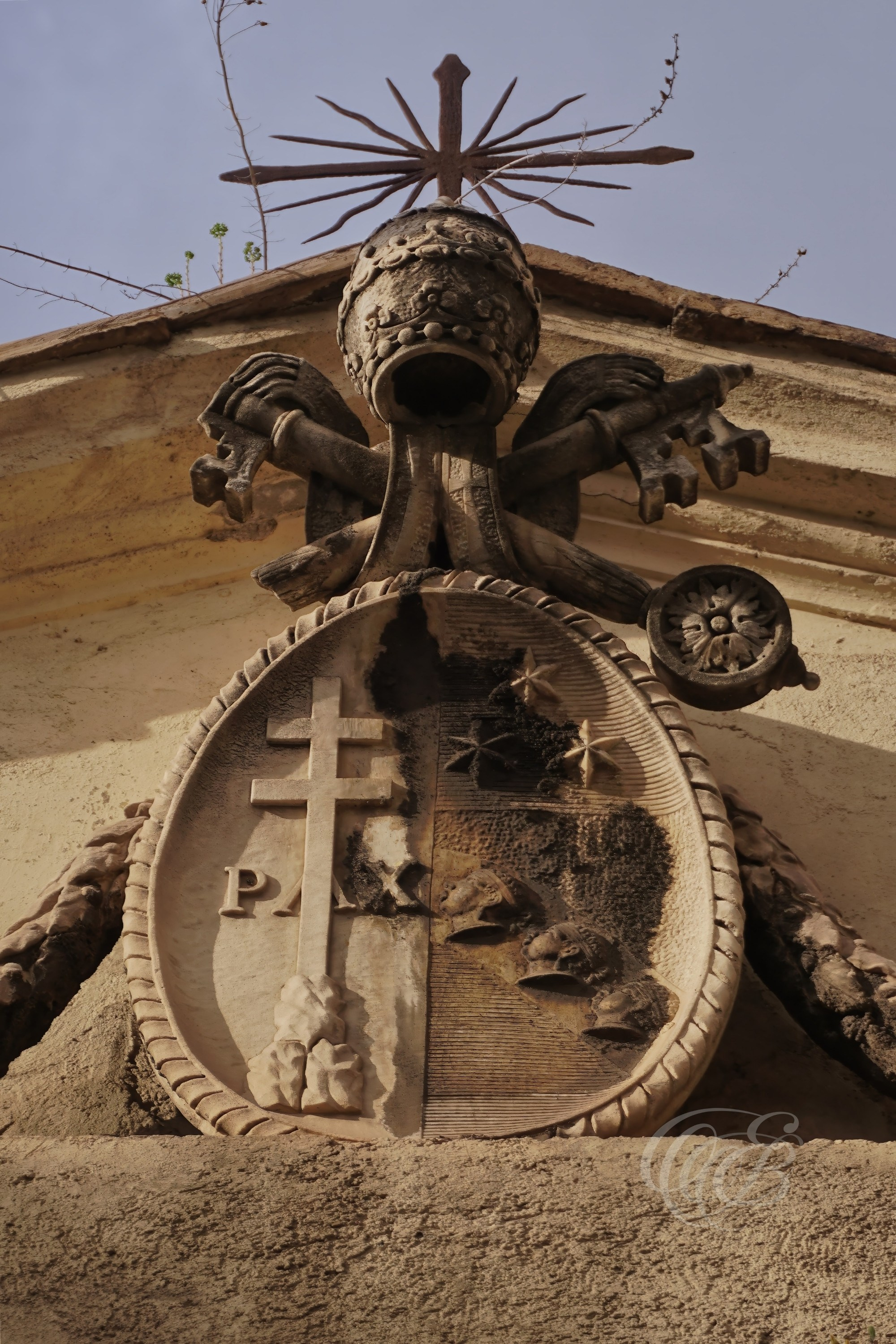 Street Photography — Rome, Italy — Ecclesiastical Coat of Arms — Historic ecclesiastical coat of arms displayed on Roman architecture, reflecting the heraldic traditions and centuries-old influence of the Church throughout the streets of Rome — Eduardo Bartoli Photography.