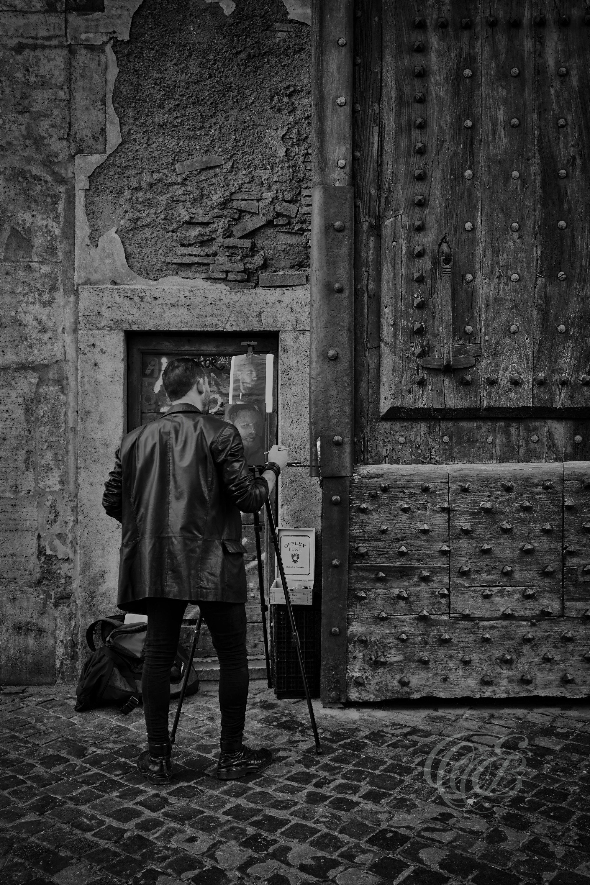 Street Photography — Rome, Italy — Roman Artist at Work — B&W — Black and white view of an artist working near Piazza del Popolo, reflecting Rome’s artistic tradition, public life, and the continuing presence of creativity within the historic city — Eduardo Bartoli Photography.