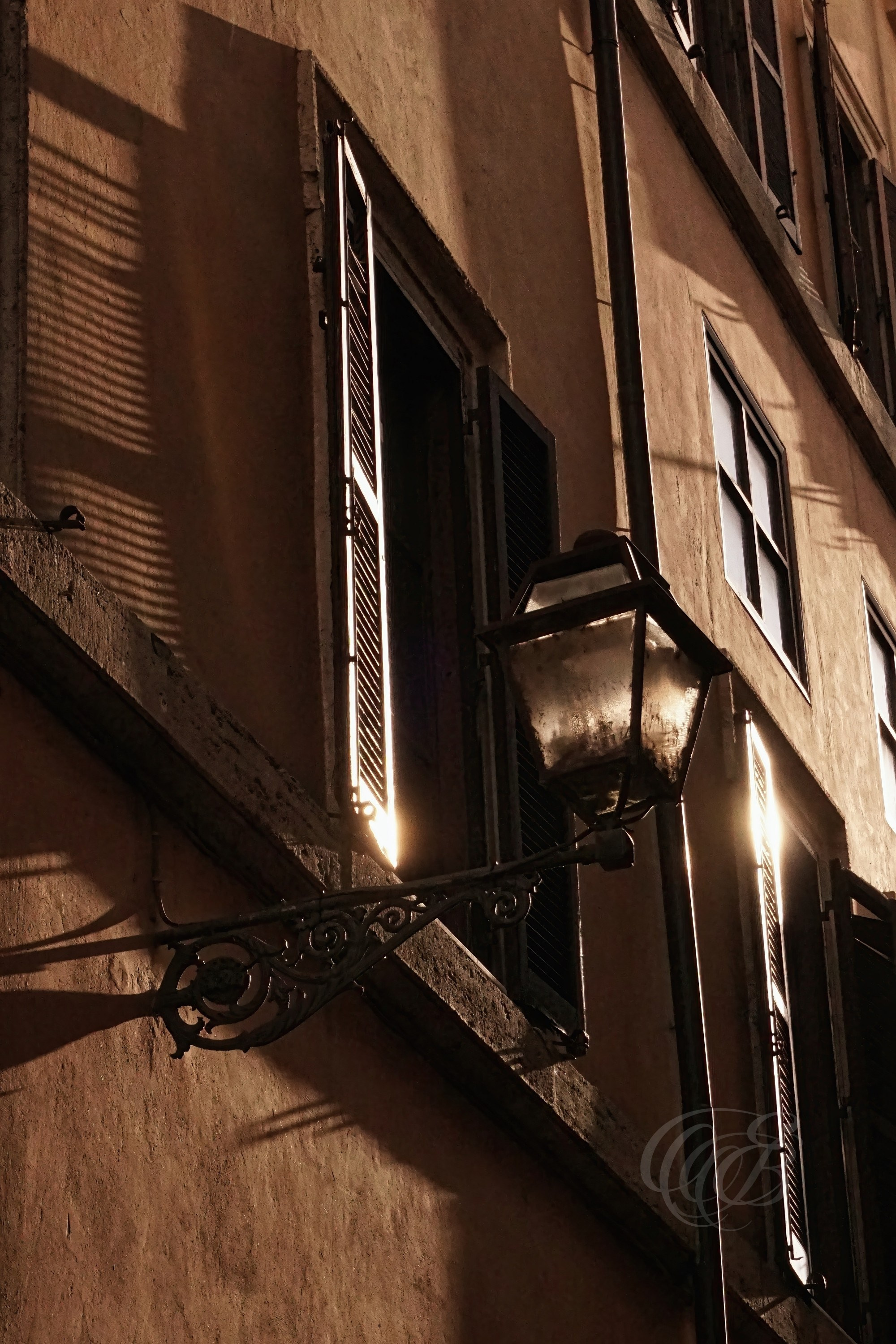 Street Photography — Rome, Italy — Sunset Wall — Weathered urban wall illuminated by warm sunset light on a street in Rome, capturing architectural texture, shifting shadows, and the quieter visual details of the historic city — Eduardo Bartoli Photography.