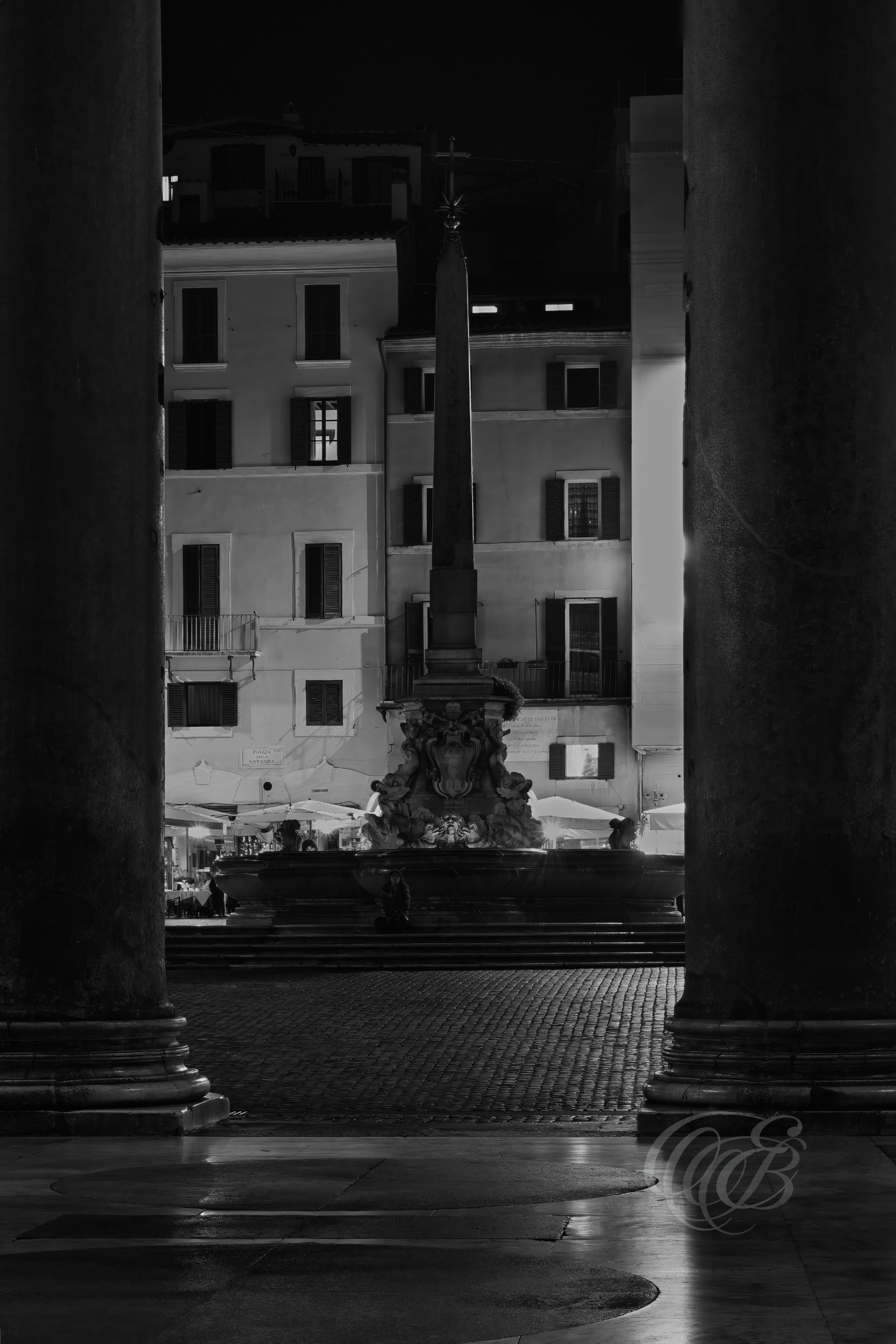 Street Photography — Rome, Italy — Piazza della Rotonda — B&W — Black and white view of historic Piazza della Rotonda in central Rome, emphasizing monumental architecture, urban contrasts, and the centuries-old character surrounding the Pantheon — Eduardo Bartoli Photography.