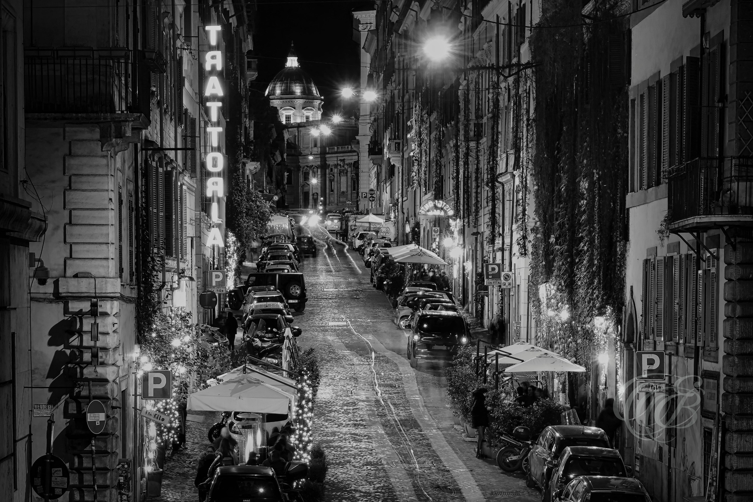 Street Photography — Rome, Italy — Via dei Serpenti Long Exposure — B&W — Black and white long-exposure interpretation of Via dei Serpenti in Rome’s historic Monti district, combining urban movement, architectural forms, and the changing rhythms of the modern city — Eduardo Bartoli Photography.