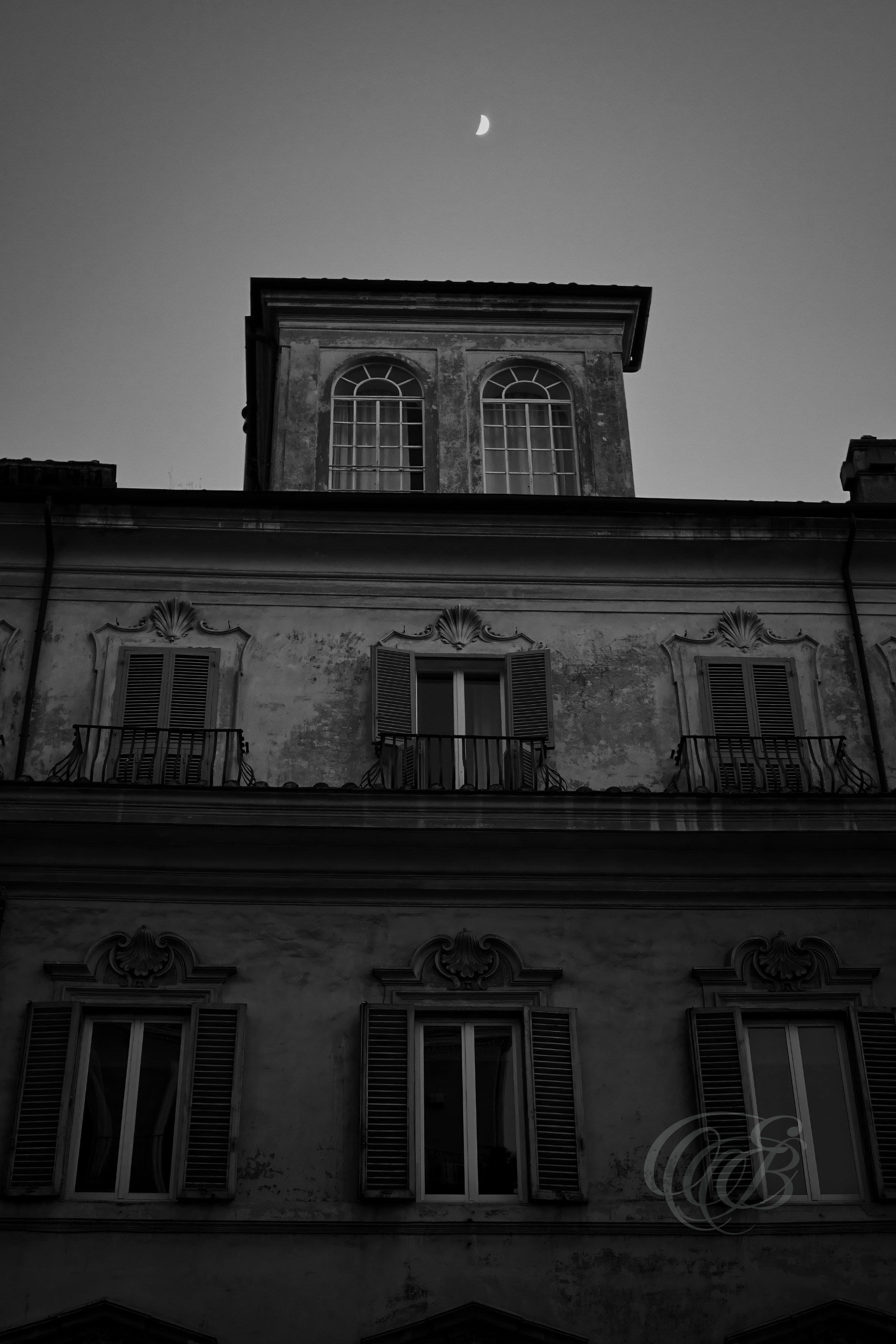 Street Photography — Rome, Italy — Charming Building at Blue Hour — B&W — Black and white interpretation of Roman architecture during blue hour, emphasizing fading natural light, architectural forms, tonal contrast, and the transition from day to night — Eduardo Bartoli Photography.