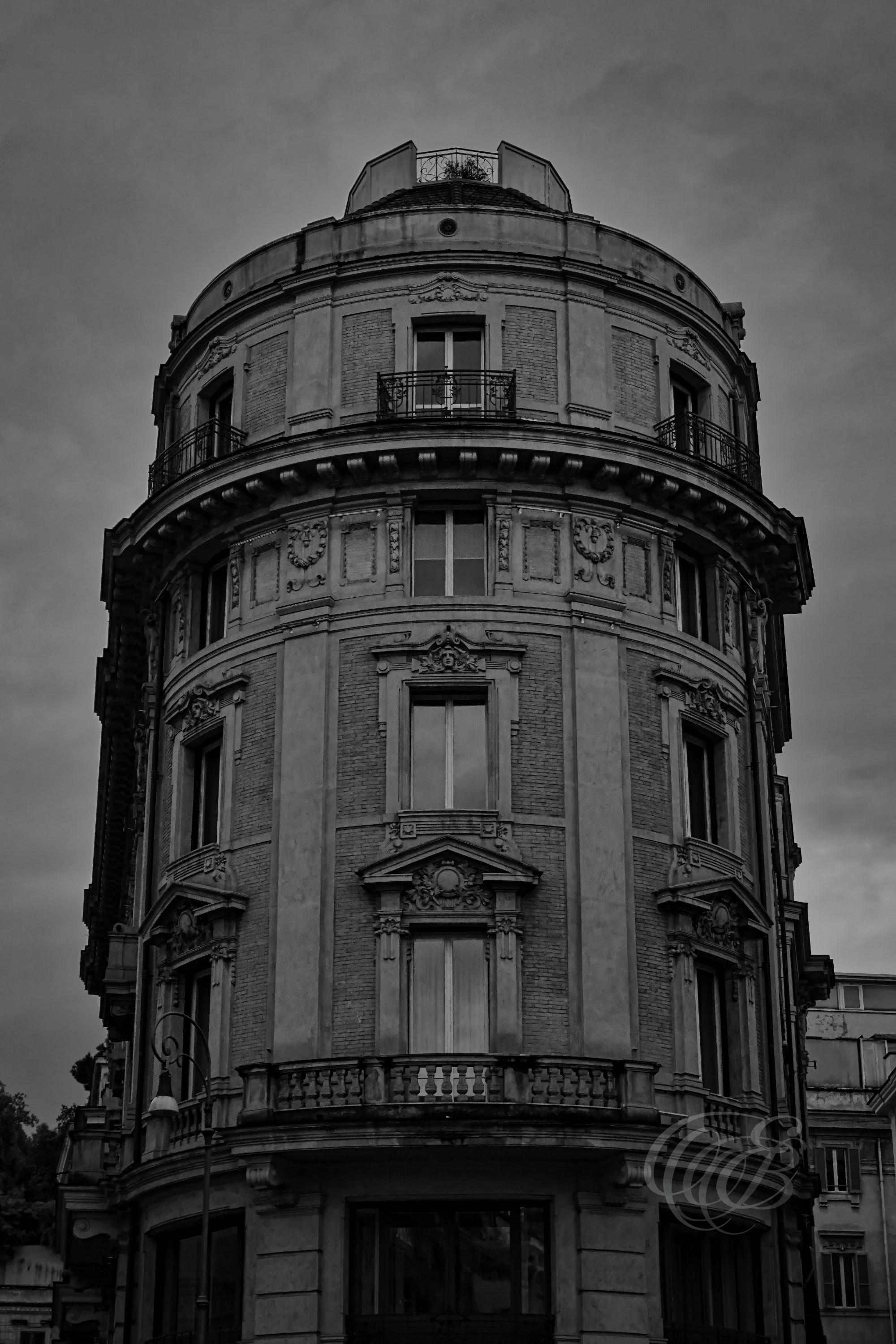 Street Photography — Rome, Italy — Via del Tritone Corner Building — B&W — Black and white study of architecture along Via del Tritone in central Rome, emphasizing structural lines, façades, urban geometry, and the historic development of the modern city — Eduardo Bartoli Photography.