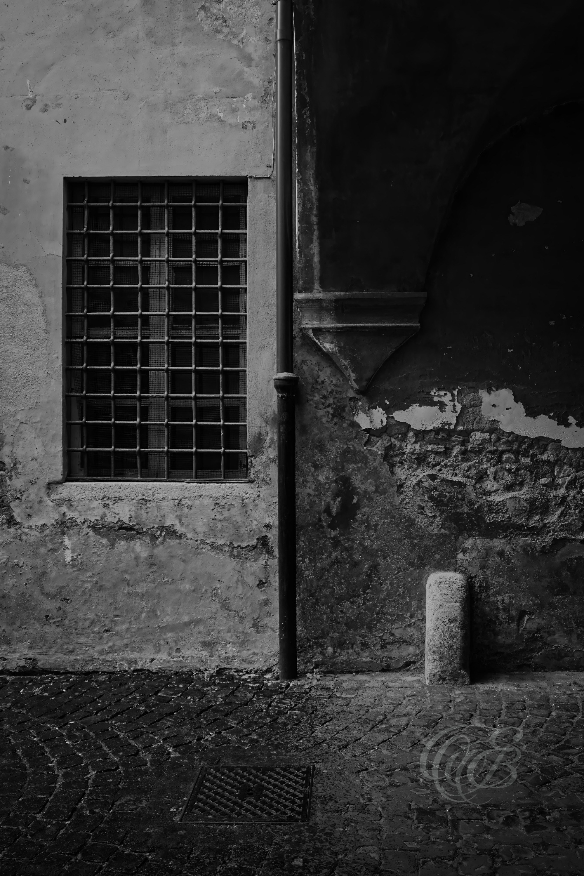 Street Photography — Rome, Italy — San Giovanni Hospital Colors — B&W — Black and white study of the historic San Giovanni hospital complex, emphasizing architectural forms, tonal contrasts, and the layered character of Rome’s Lateran area — Eduardo Bartoli Photography.