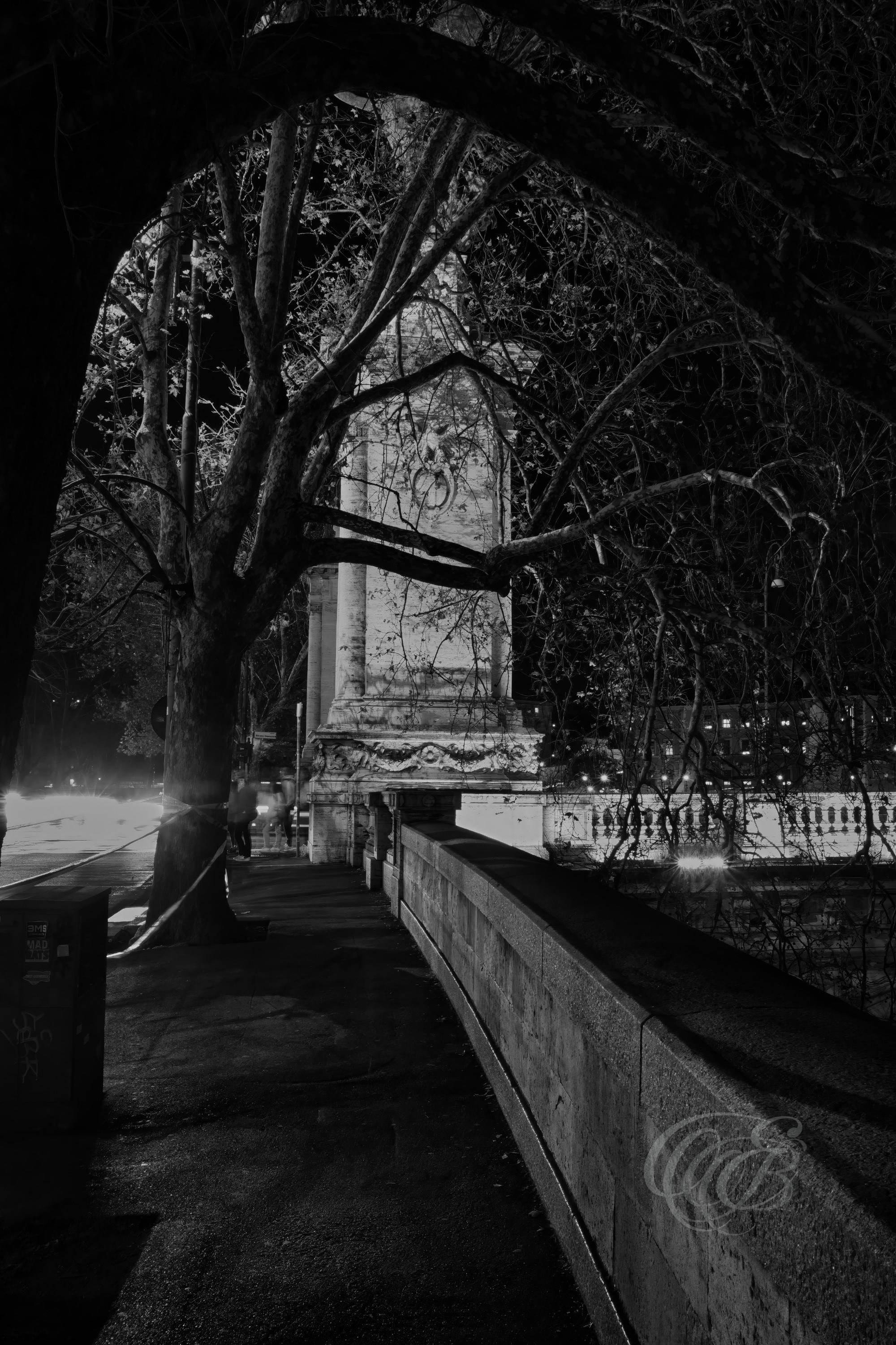 Street Photography — Rome, Italy — Lungotevere degli Altoviti — B&W — Black and white view of the historic riverside avenue near Castel Sant’Angelo, reflecting Renaissance connections, nineteenth-century urban development, and Rome’s enduring relationship with the Tiber — Eduardo Bartoli Photography.